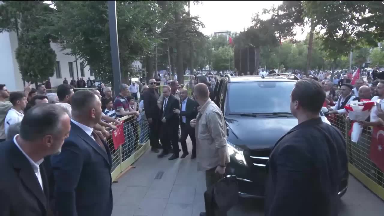 Özgür Özel: Bu millet bizi bağrına bastıkça bizden asla kurtulamayacaksınız