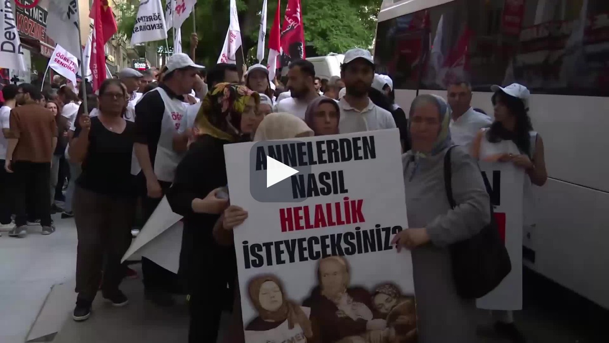 Madenci Anıtı'na yürümek isteyen açlık grevindeki öğretmenlere polis müdahalesi