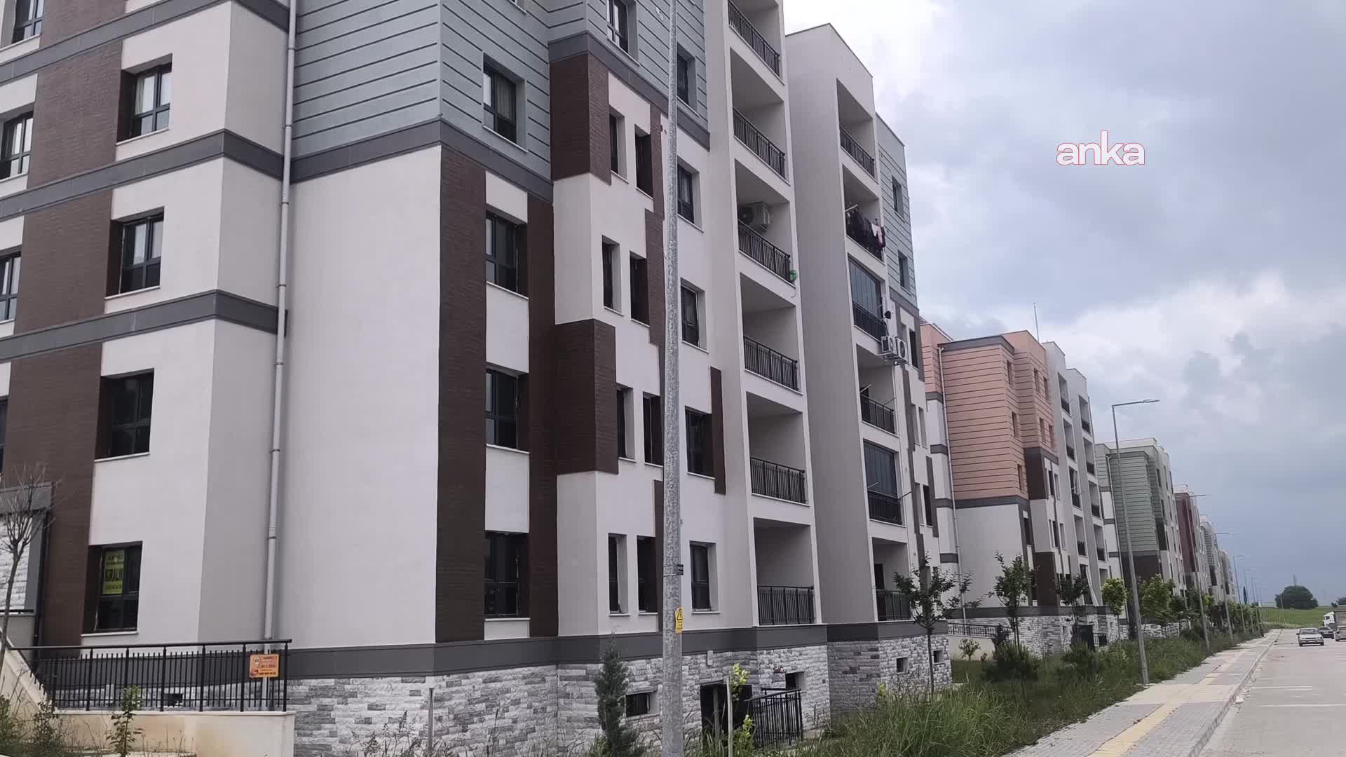 Depremzede vatandaşlar aidatların yüksekliğinden şikayetçi...  Engelli depremzede: "Evi mi geçindireyim onu mu yatırayım?"