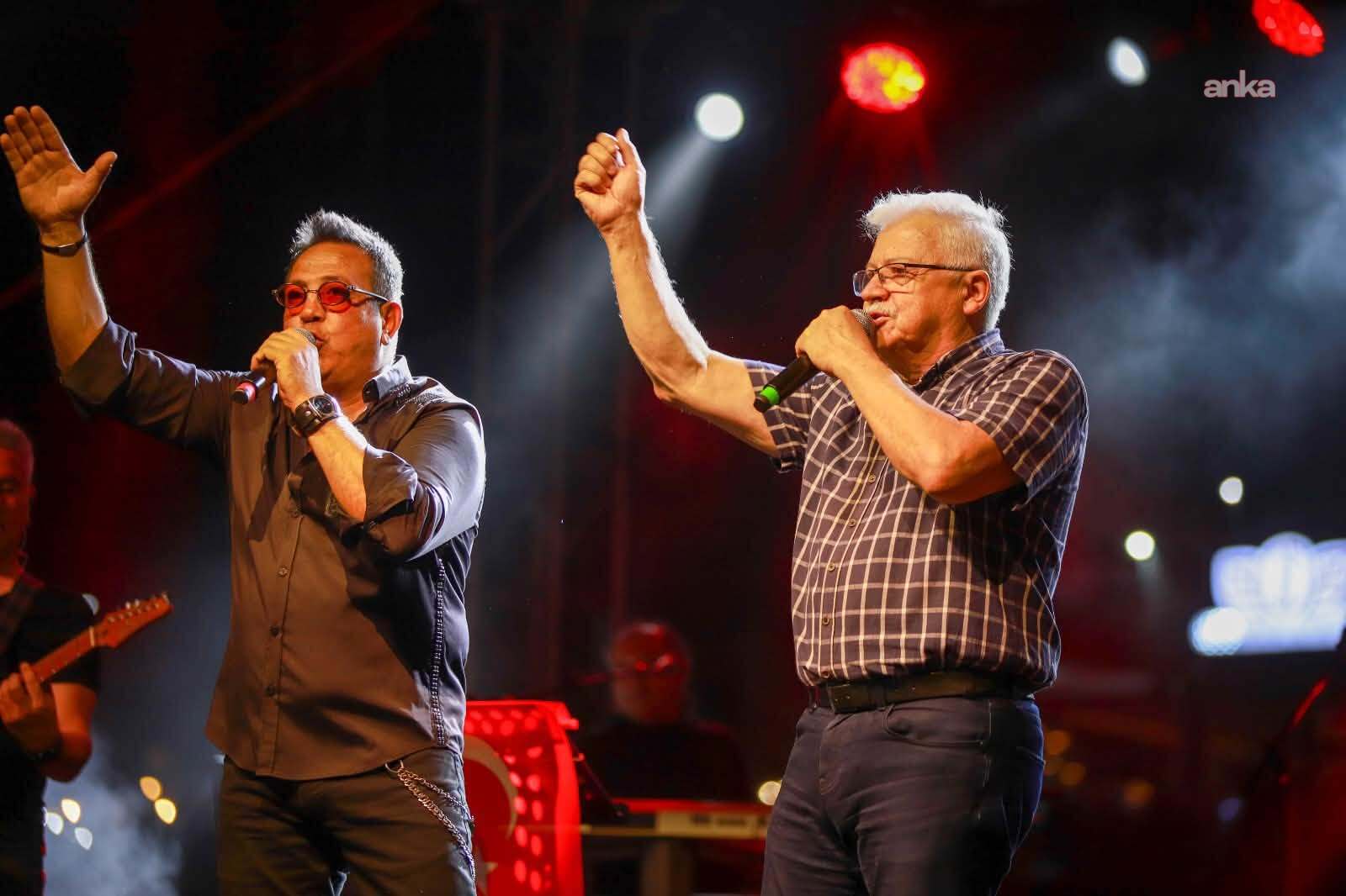 Burhaniye’de Büyük Zafer'in coşkusu, fener alayı ve konserle taçlandı