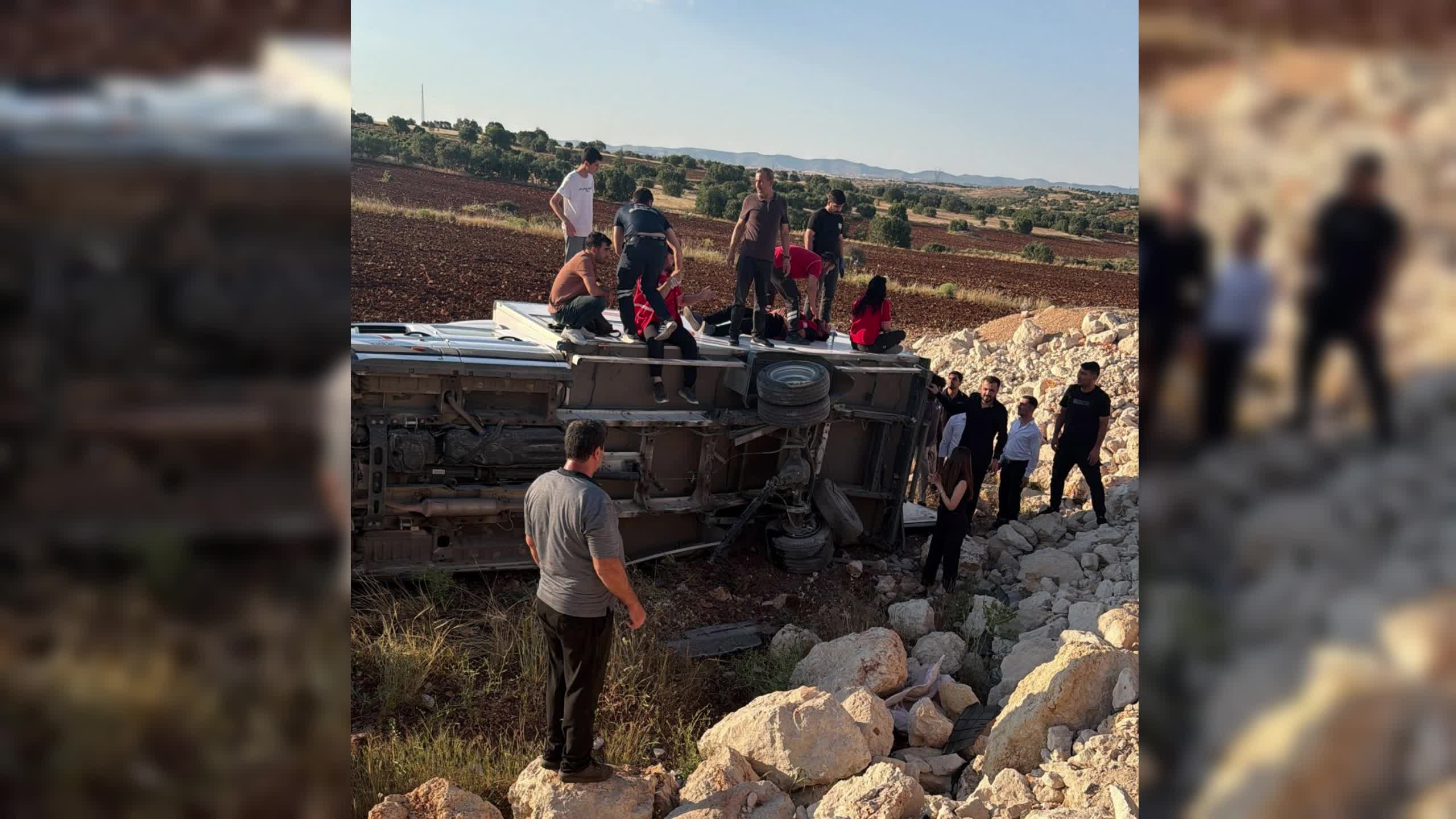 Mardin’de Kızılay’ın aracı devrildi: 1’i doktor 4 yaralı