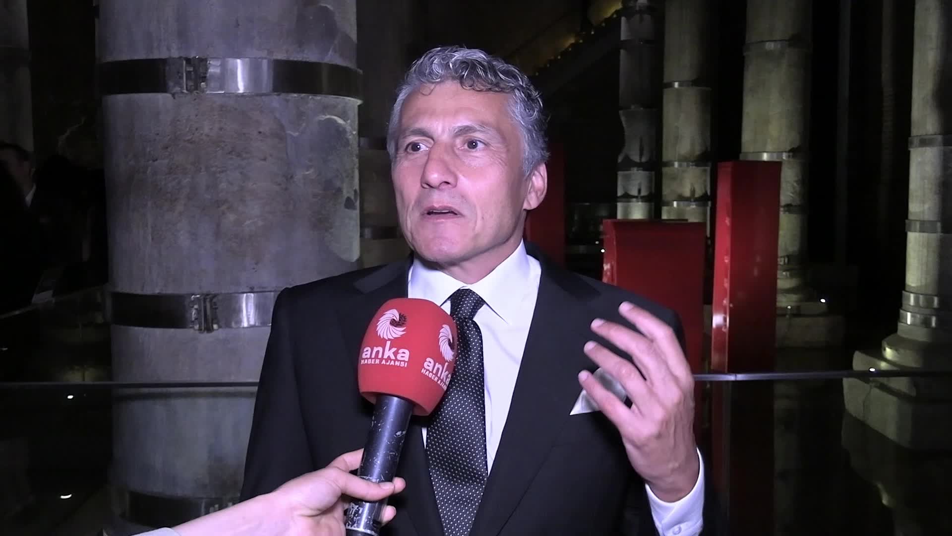 Şerefiye Sarnıcı'nda zamanda yolculuk: Seçkin Pirim'in "Dün ile Bugün" sergisi kapılarını açtı