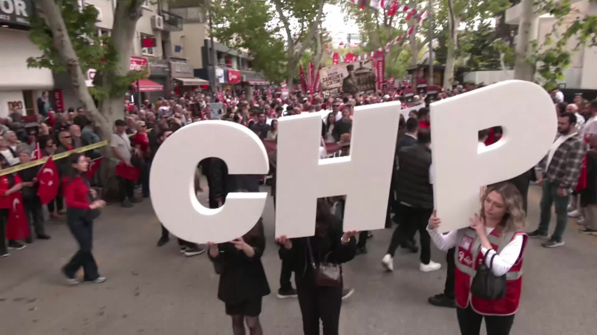 CHP'nin 19 Mayıs Gençlik Korteji... CHP Gençlik Kolları Başkanı Cem Aydın: "Milletimizle kol kola geleceğimizi geri alacağız"