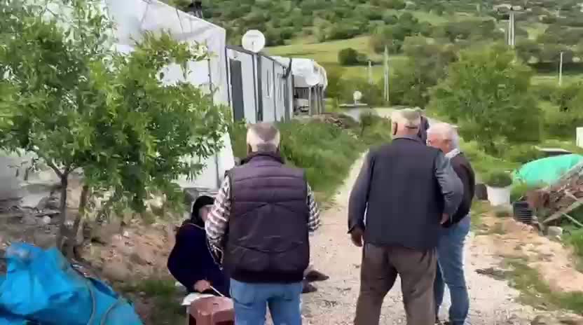 Başkavak’ta vatandaşlardan deprem konutlarının bitirilmemesine tepki