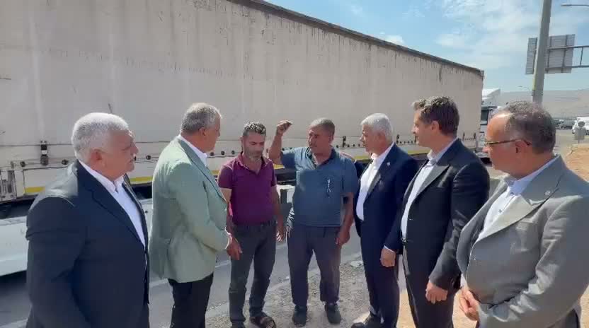 YENİ Parti heyeti Cilvegözü Sınır Kapısı'ndaki tır ve kamyon şoförlerini dinledi: "Namazımızı bile kılamıyoruz"