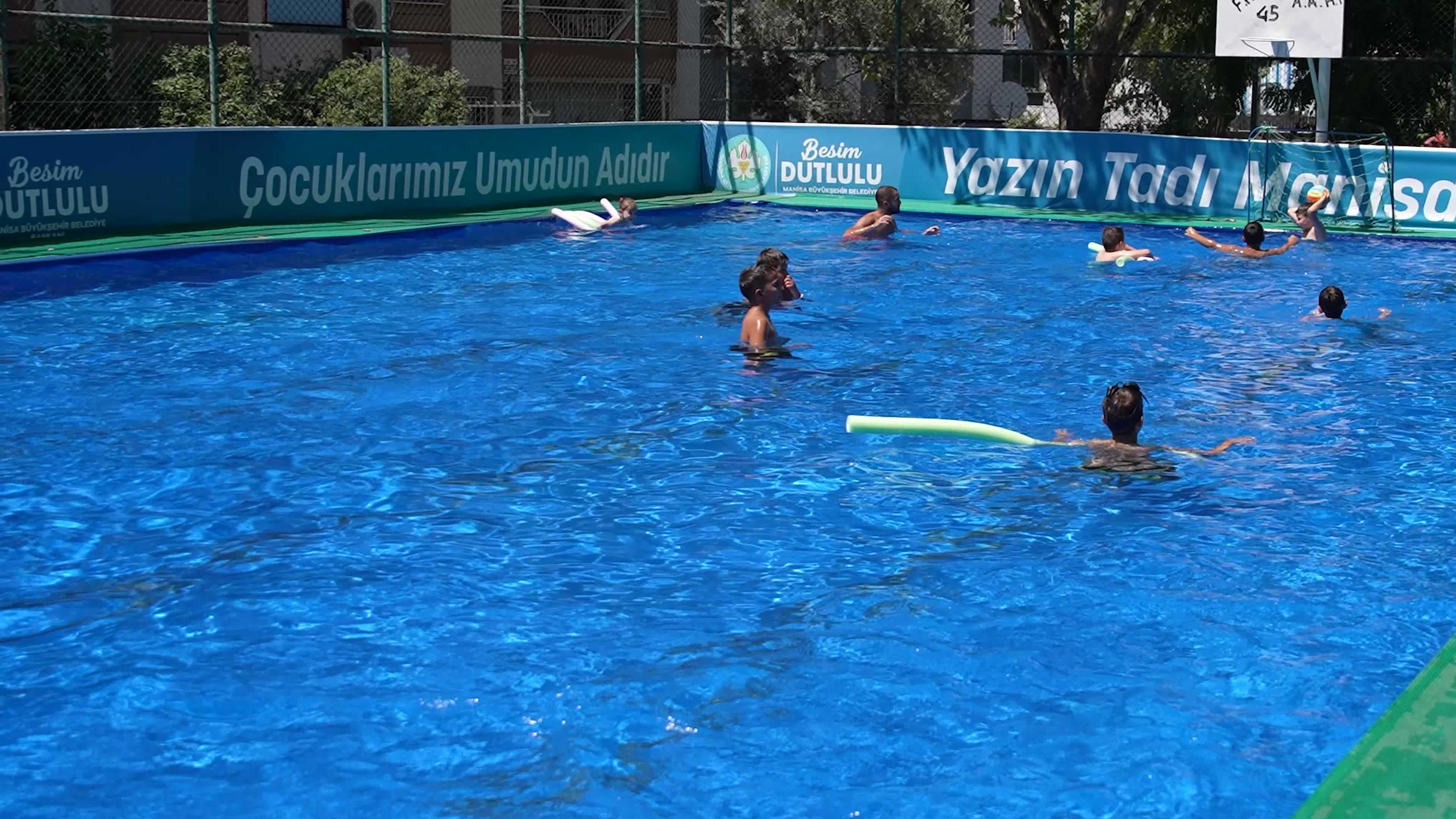 Manisa’da çocuklar hem serinleyecek hem de yüzme öğrenecek