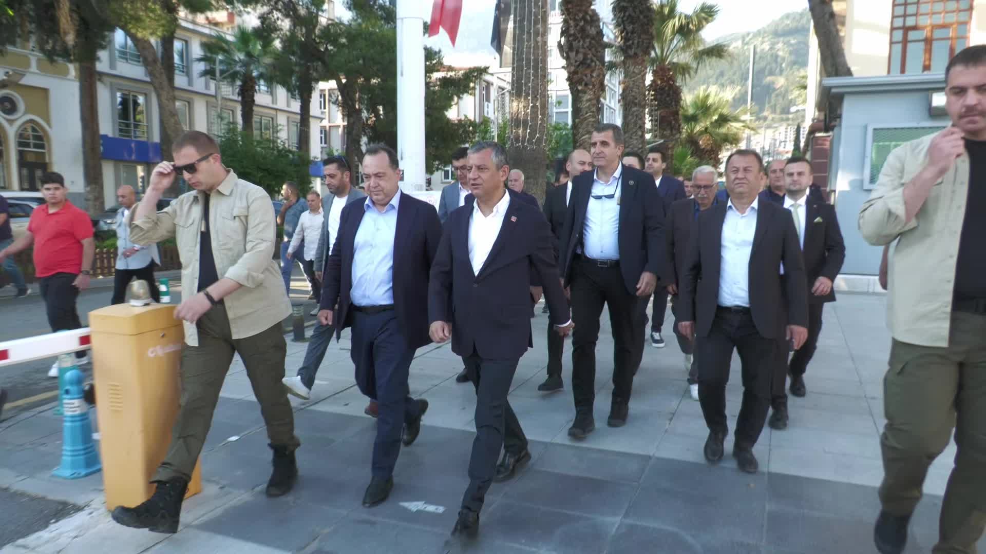 Özgür Özel, Manisa’da mezarlık ve şehitlik ziyaretlerinde bulundu