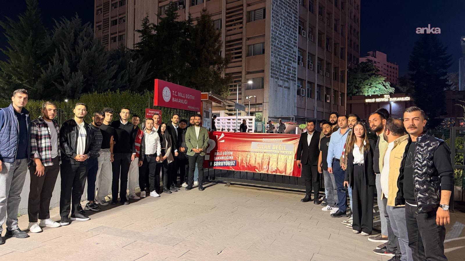 CHP Gençlik Kolları’ndan MEB önünde eylem: Okullarda silah değil, gelecek umudu olmalı
