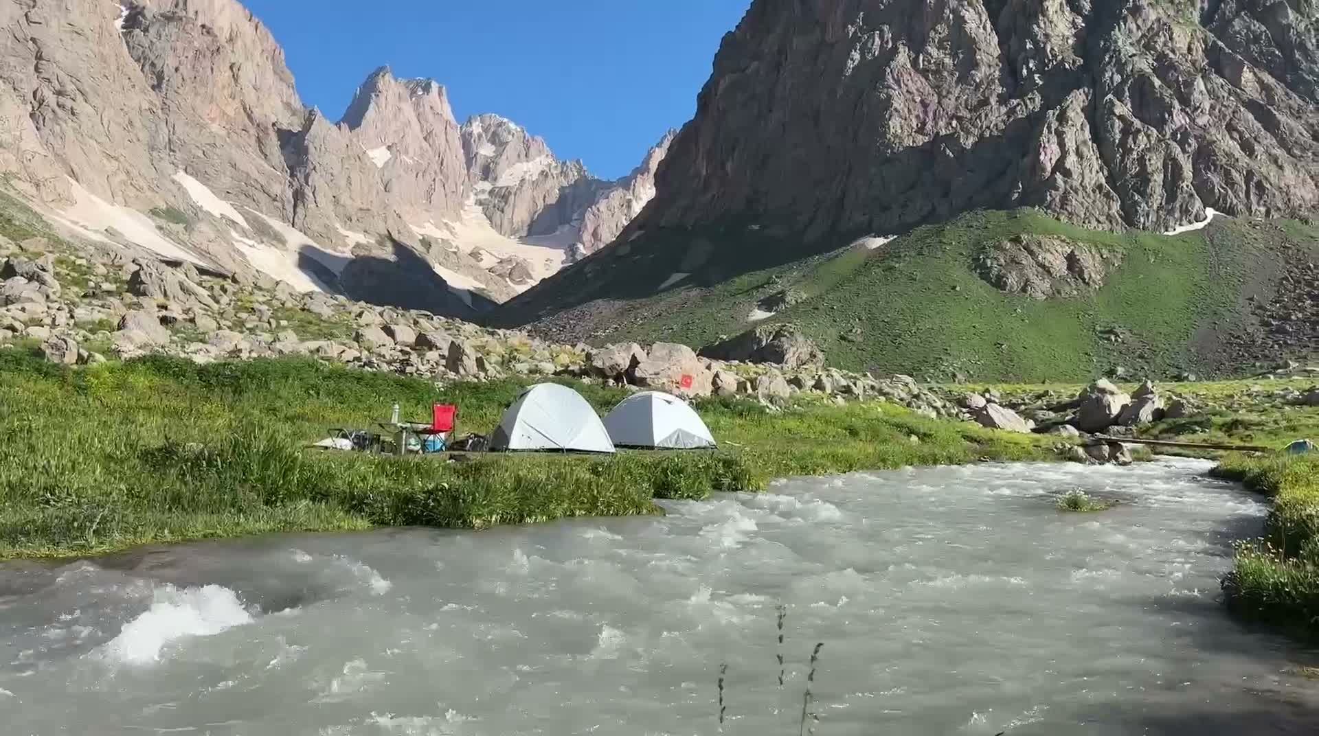 Cilo Dağları güzelliğiyle ziyaretçilerini büyülüyor