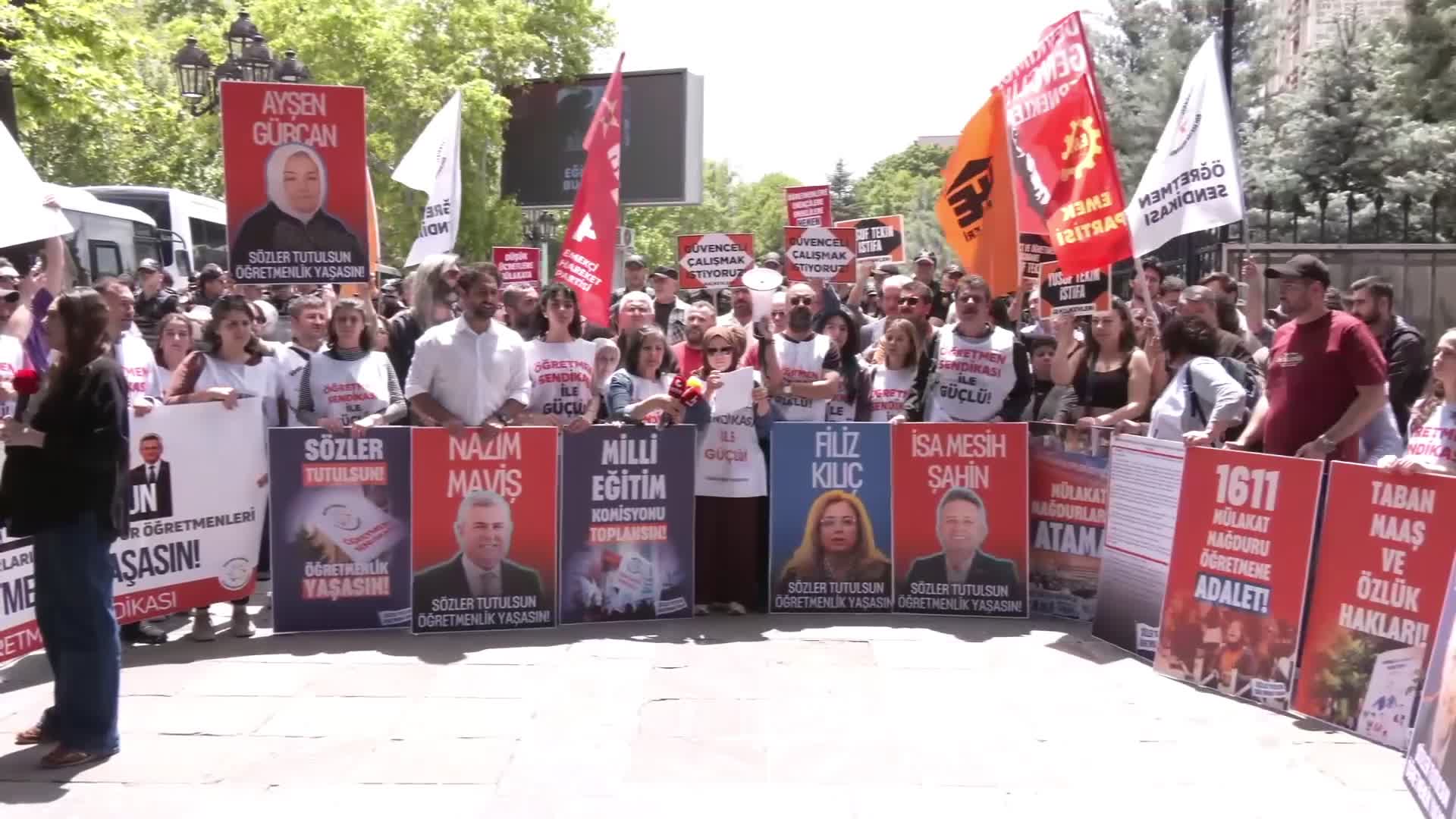 Özel sektör ve mülakat mağduru öğretmenler MEB önünde..."Atama sözü tutulmazsa 14 Haziran'da Ankara'ya geleceğiz"