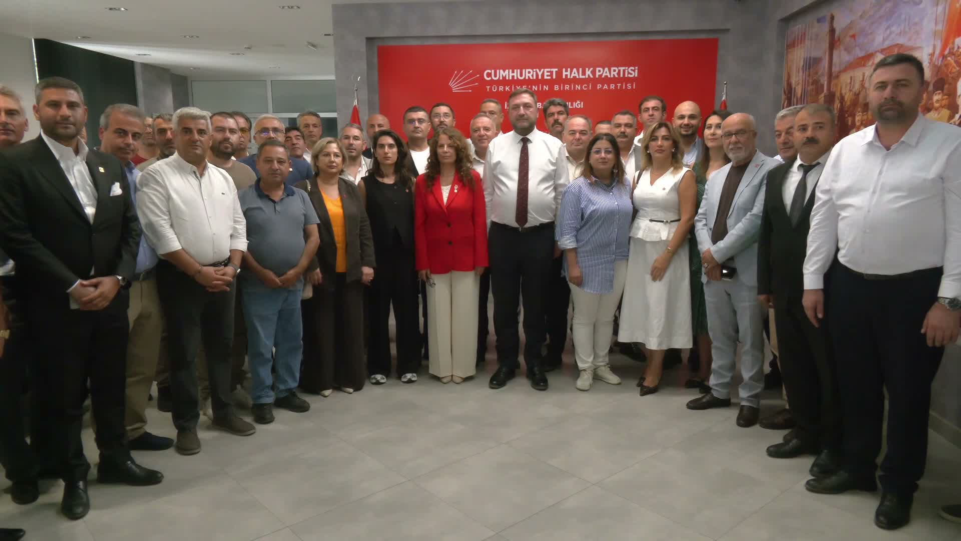 CHP İzmir’de ilk toplantı: Gümrükçü 30 ilçe başkanıyla bir araya geldi