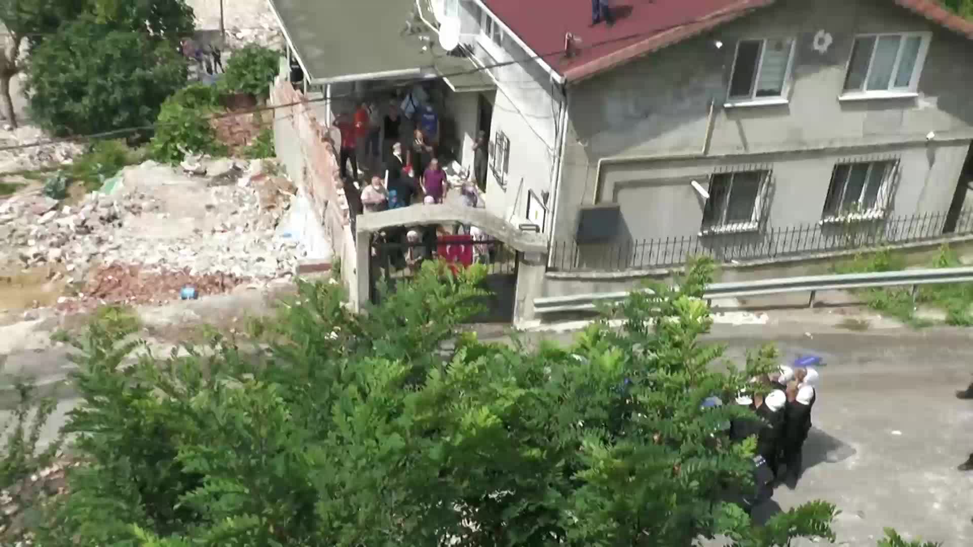 POLİS BEYKOZ’DA MAHALLELİYE BİBER GAZI VE PLASTİK MERMİYLE MÜDAHALE ETTİ, 10 KİŞİ GÖZALTINA ALINDI