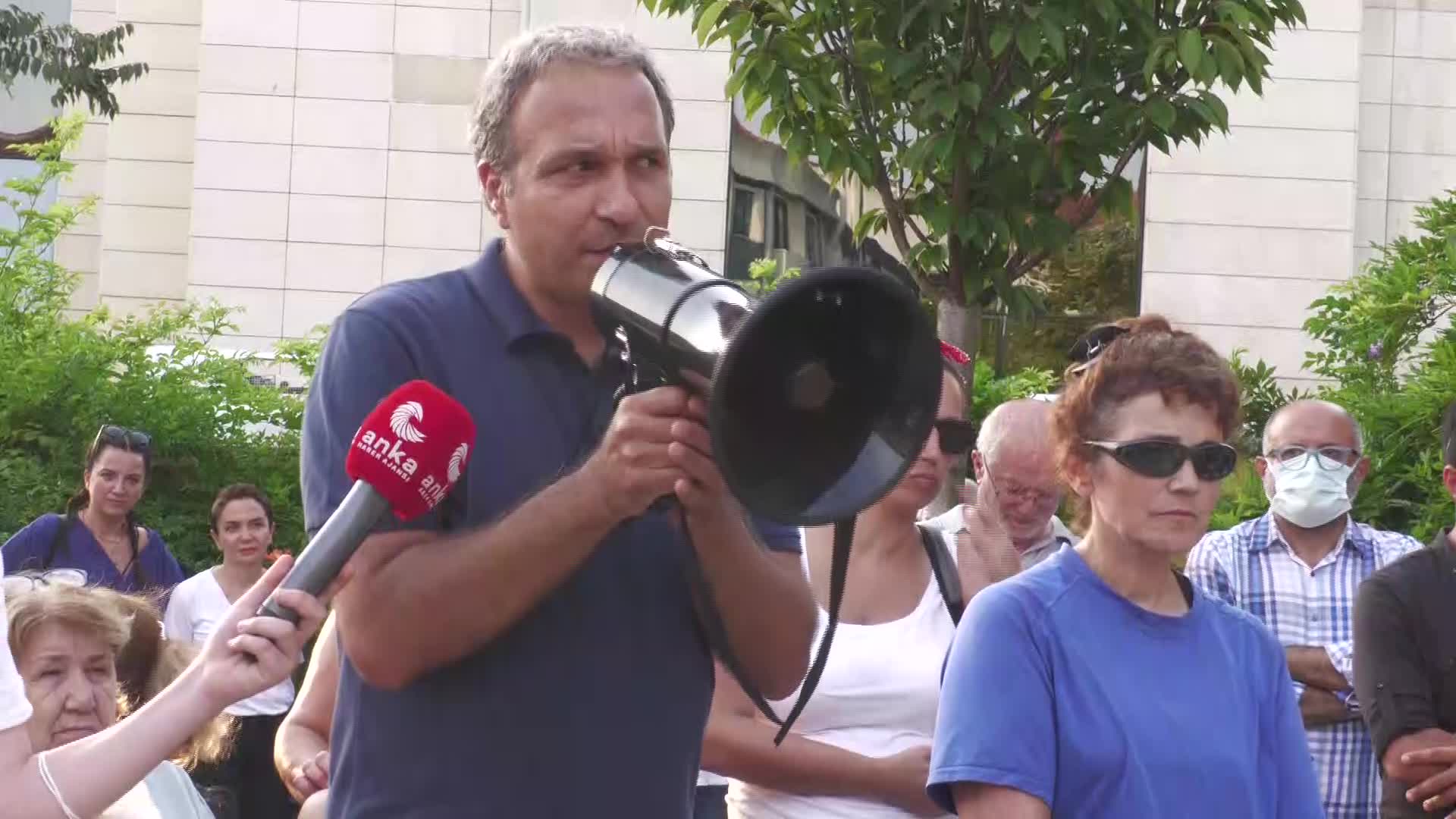 "OT BİÇME" GEREKÇESİYLE VALİDEBAĞ KORUSU'NA GİREN ÜSKÜDAR BELEDİYESİ PROTESTO EDİLDİ: "VALİDEBAĞ KORUDUR KORU KALACAK"