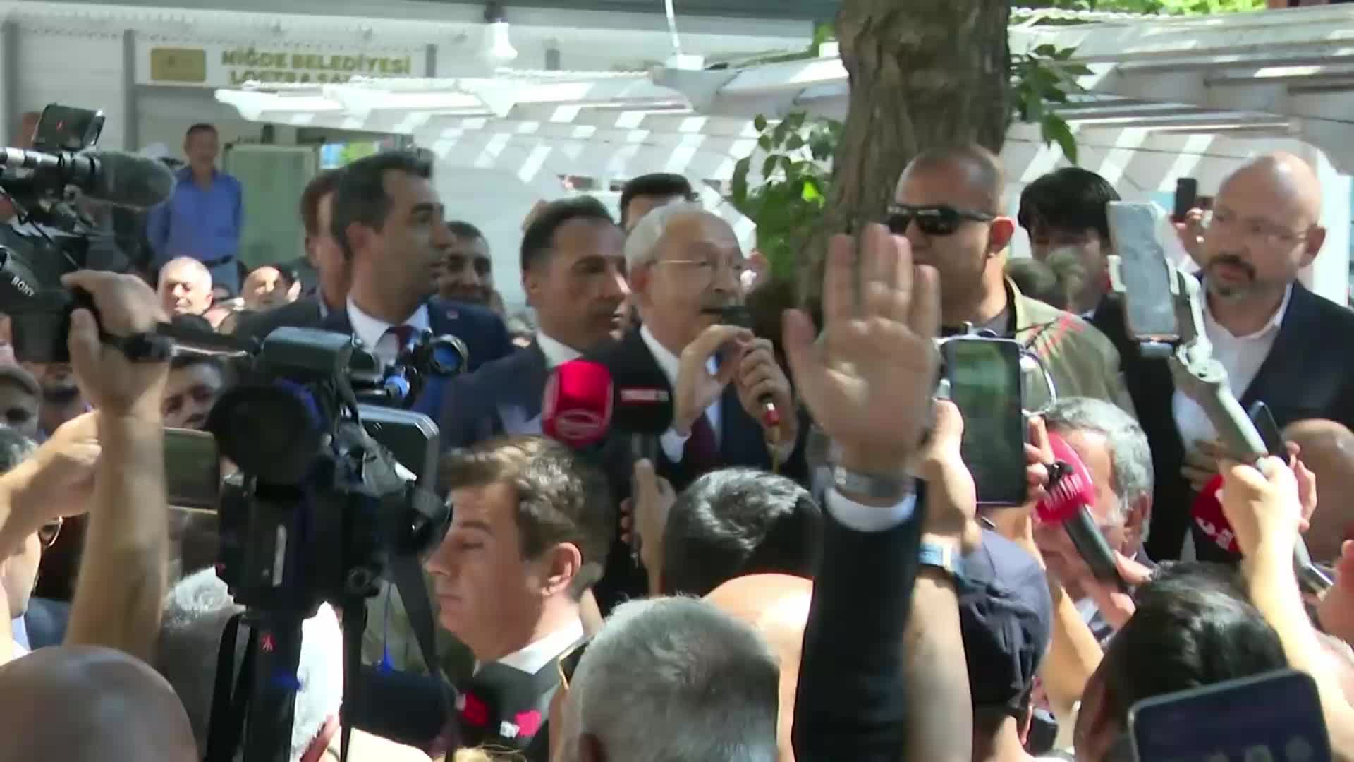 KILIÇDAROĞLU, NİĞDE'DE...: “BEN BEŞLİ ÇETELERİN, TEFECİLERİN DEĞİL ESNAFIN, ÇİFTÇİNİN, ALIN TERİ DÖKENLERİN ADAMIYIM”