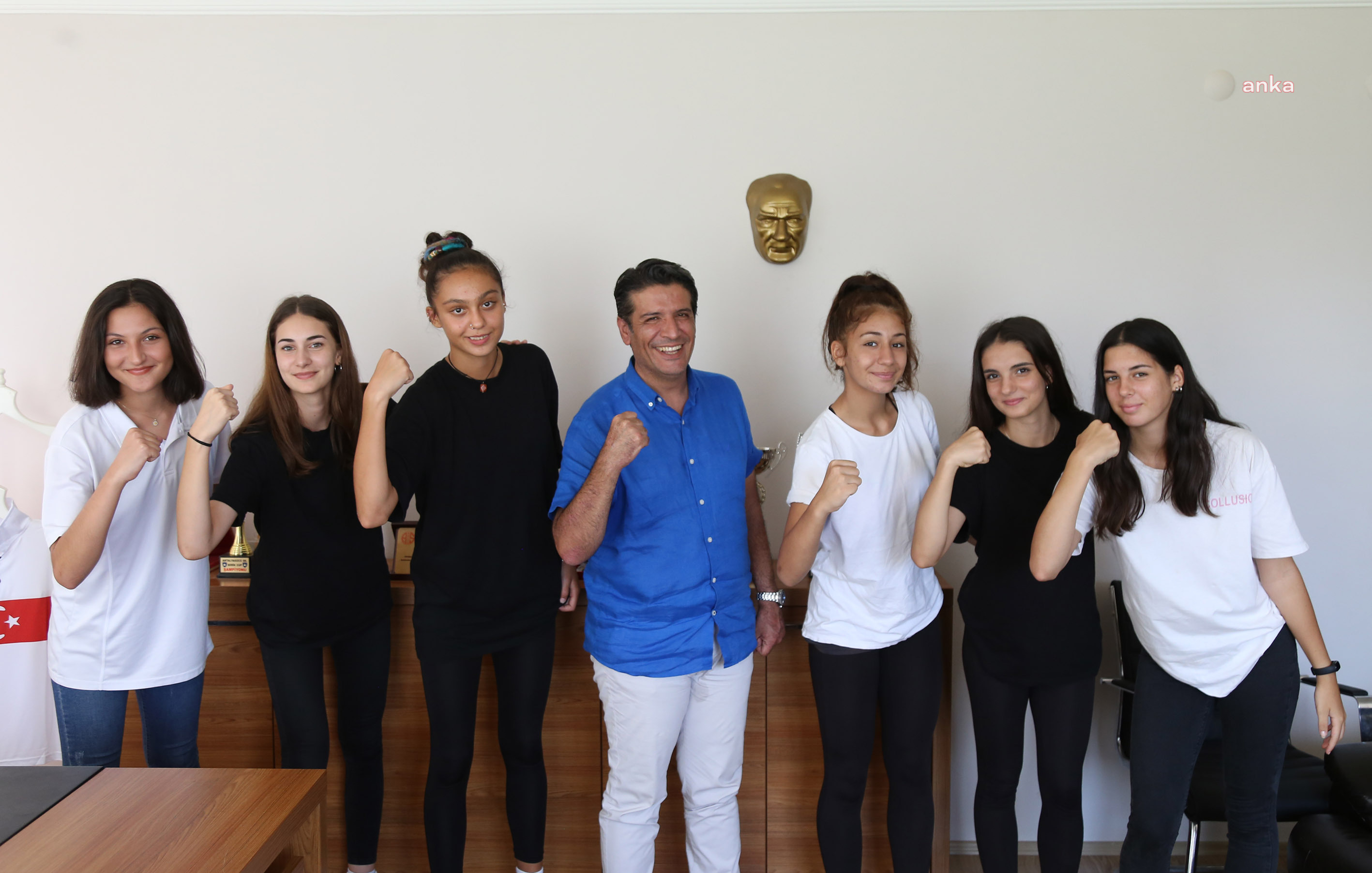 DÖŞEMEALTI BELEDİYE BAŞKANI GENÇ, KADIN VOLEYBOL TAKIMINI AĞIRLADI