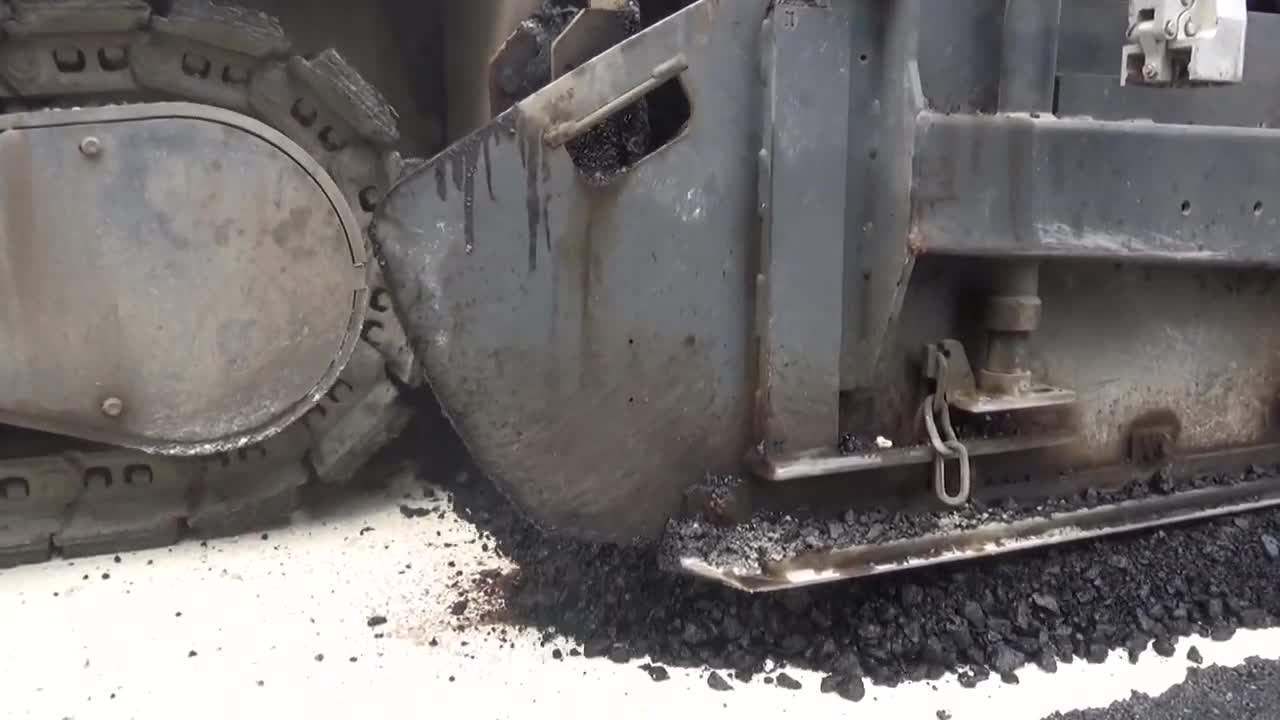 MERSİN BÜYÜKŞEHİR BELEDİYESİ'NİN EKİPLERİ YOL ÇALIŞMALARINA DEVAM EDİYOR
