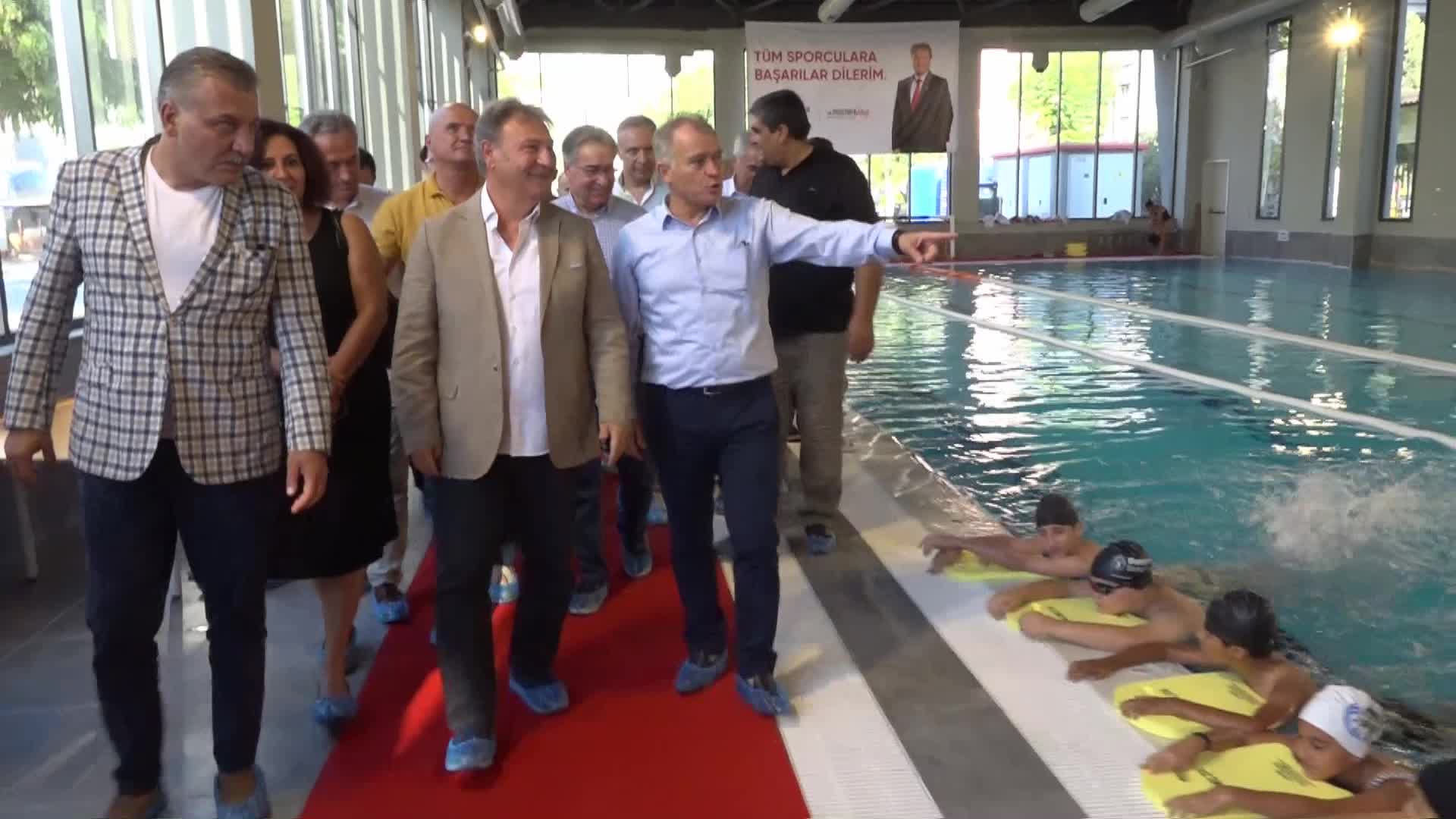 BORNOVA ÇAMDİBİ YÜZME HAVUZU'NDA İLK KULAÇLAR MİLLİ YÜZÜCÜ İLKER ALTINBİLEK'TEN