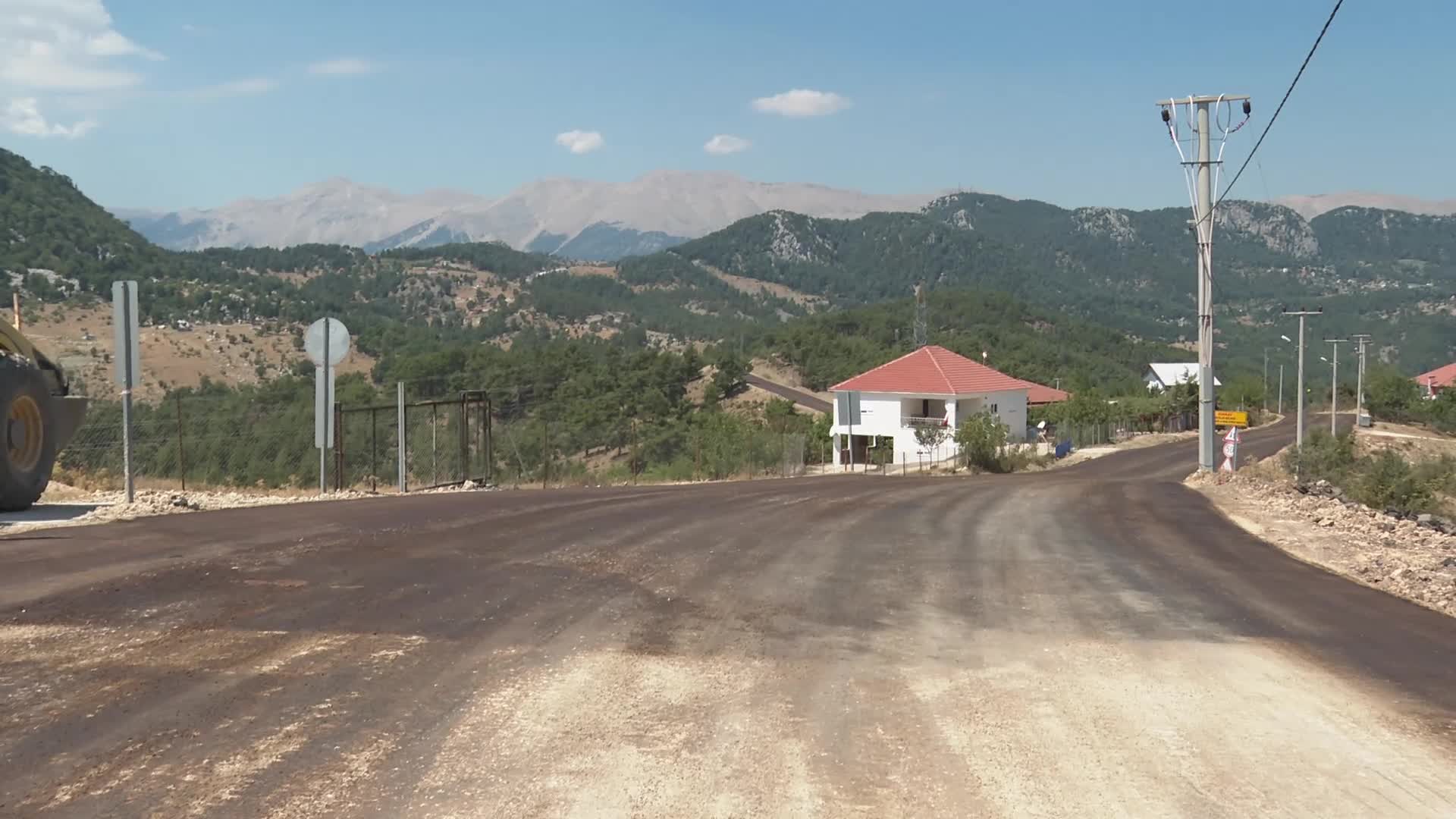 ANTALYA BÜYÜKŞEHİR’İN KIRSALDA ASFALT ÇALIŞMALARI SÜRÜYOR