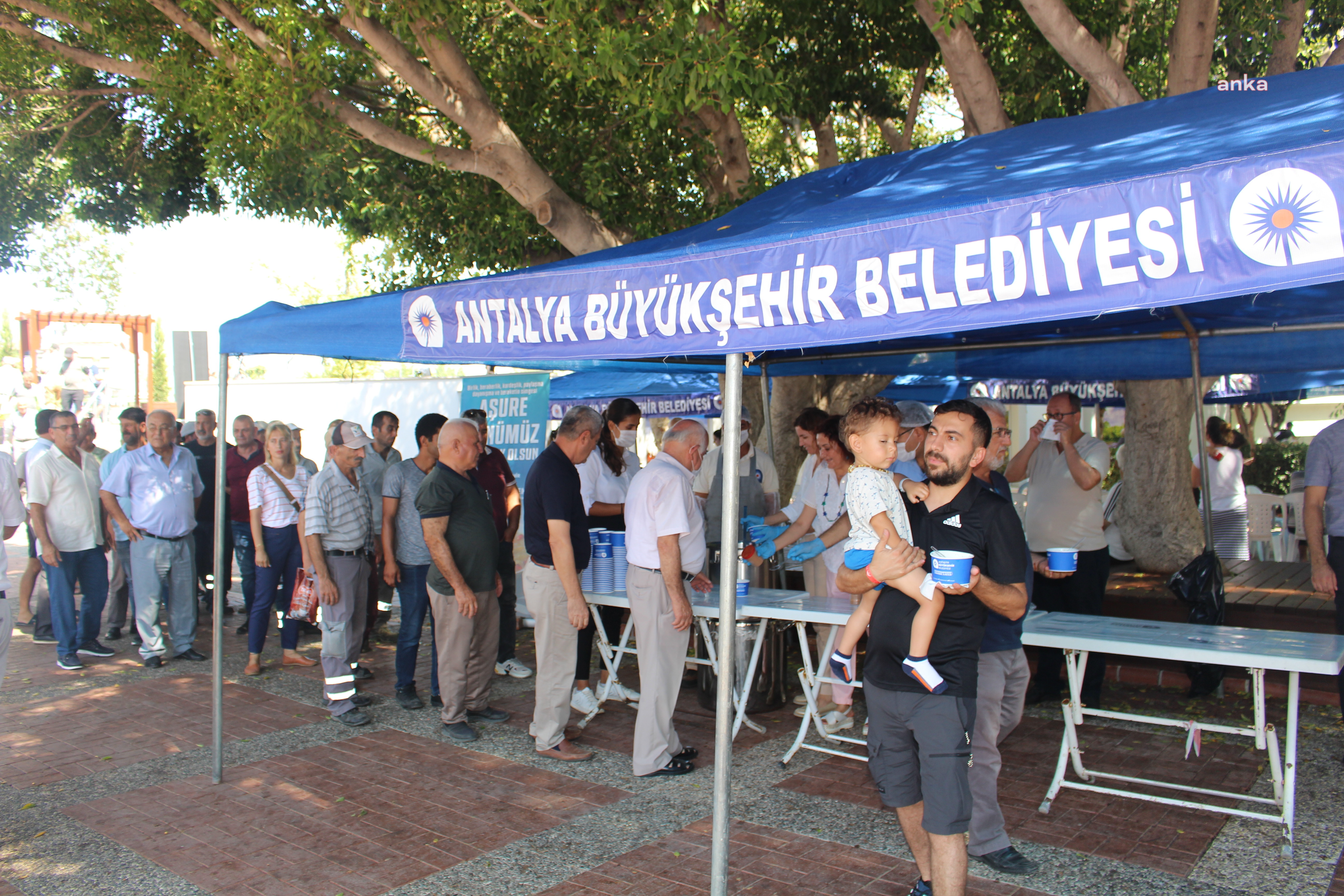 ANTALYA BÜYÜKŞEHİR KENT GENELİNDE AŞURE İKRAMLARINA DEVAM EDİYOR