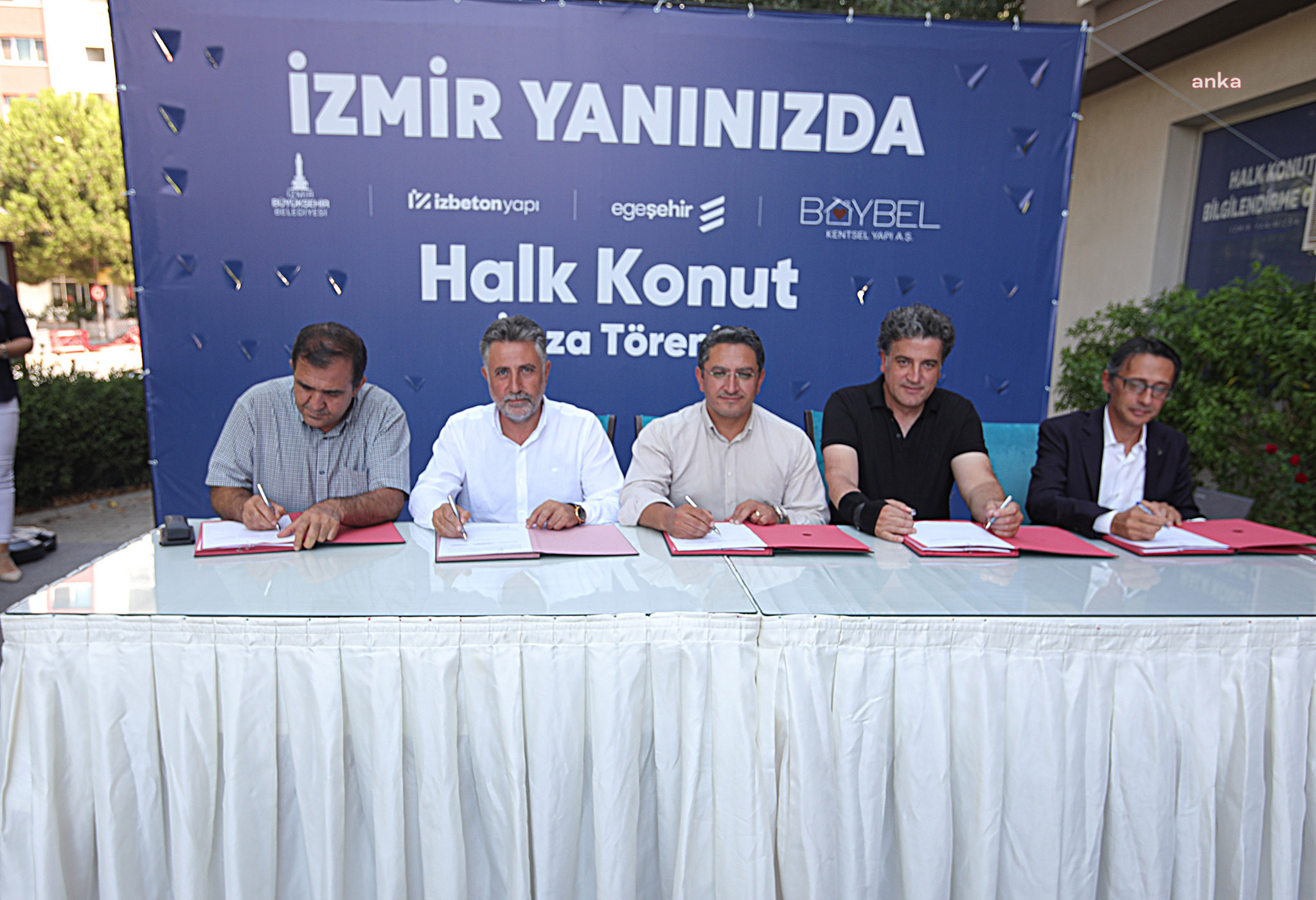 İZMİR'DE DEPREMZEDELER İÇİN YAPILAN HALK KONUT'UN İKİNCİ ETABINDA İMZALAR ATILDI