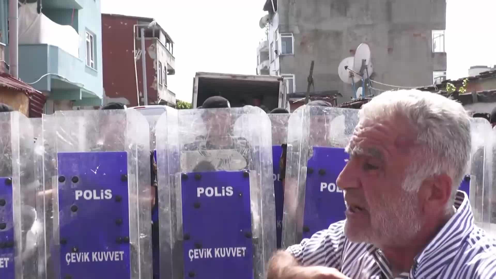 BEYOĞLU HACIHÜSREV’DE YIKIM… VATANDAŞLAR EVLERİNDEN TAHLİYE EDİLDİ: “NE YAPACAĞIMIZI BİLMİYORUZ, GİDECEK YERİMİZ YOK”