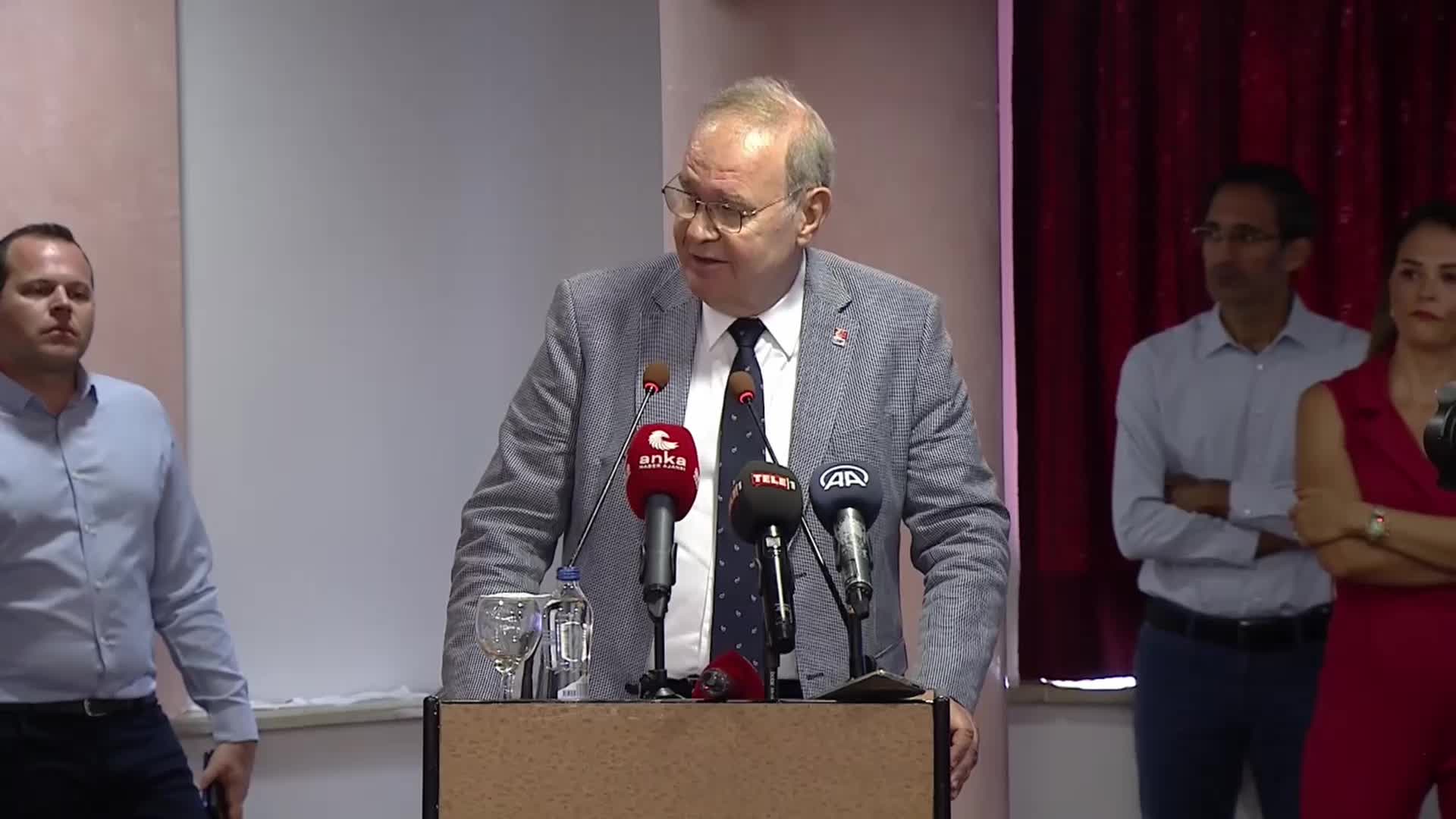 CHP EKONOMİ MASASI İZMİR'DE... ÖZTRAK: "TÜRKİYE'NİN ÖNÜMÜZDEKİ BİR YIL İÇİNDE ÖDEMESİ GEREKEN BORÇ MİKTARI 182 MİLYAR DOLAR; BUNU ÖDEYECEĞİZ, YERİNE 180 MİLYAR DOLAR DAHA BULACAĞIZ"