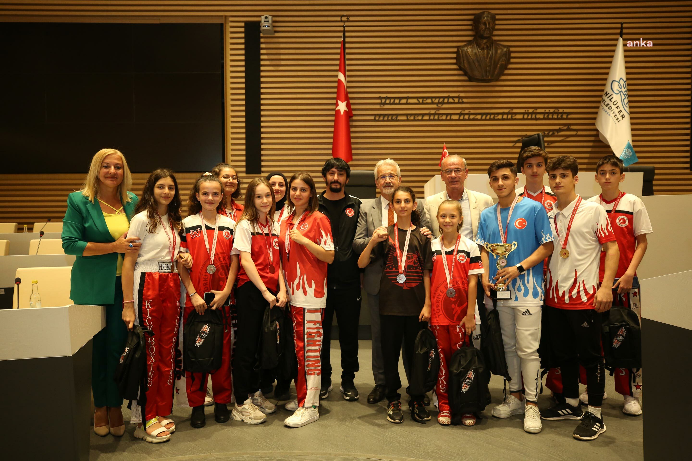 NİLÜFERLİ SPORCULAR BAŞARI SEVİNCİNİ BAŞKAN ERDEM İLE PAYLAŞTI