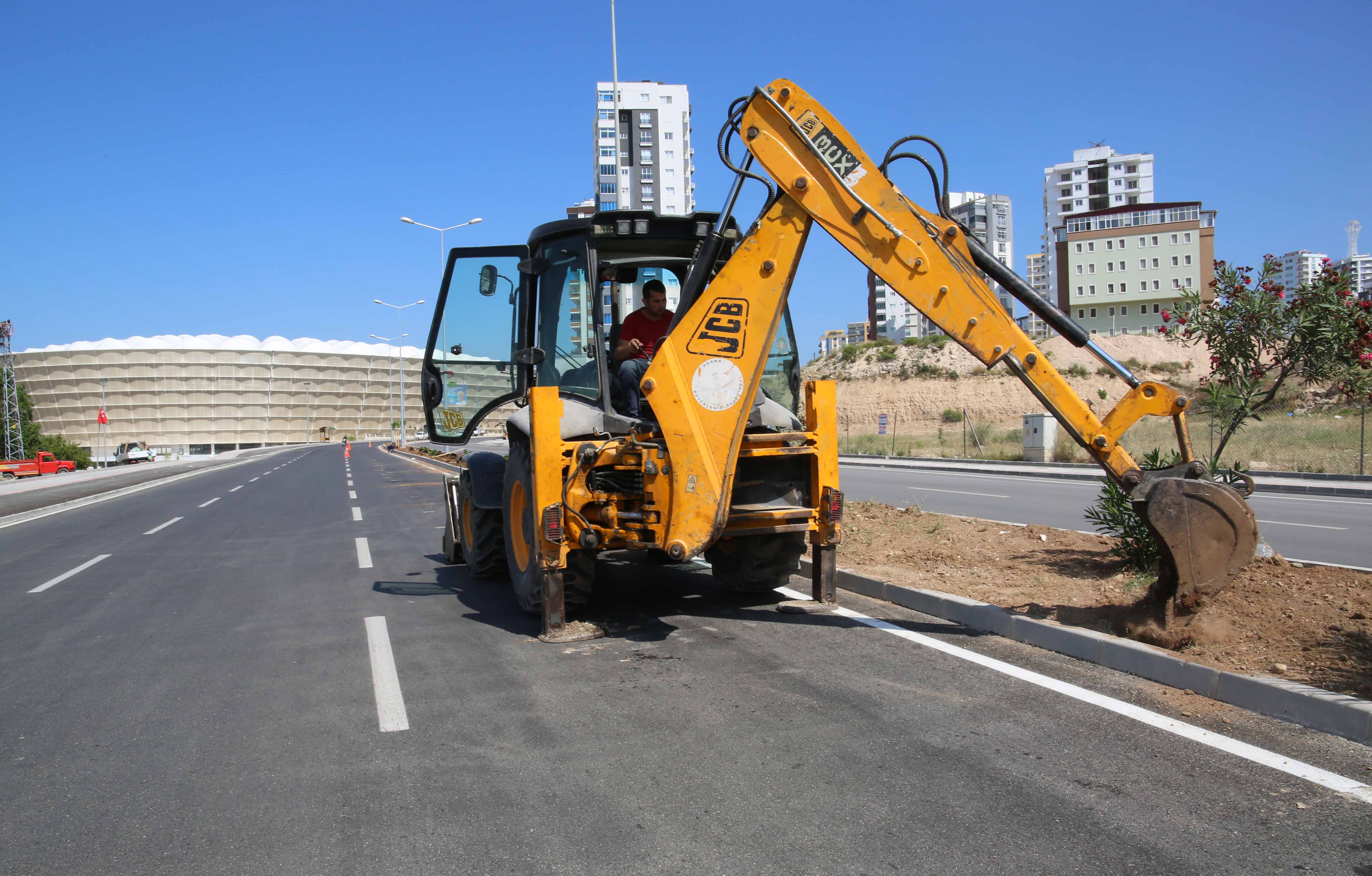 ADANA BÜYÜKŞEHİR'DEN ASFALT, BİSİKLET YOLU VE PEYZAJ ÇALIŞMASI