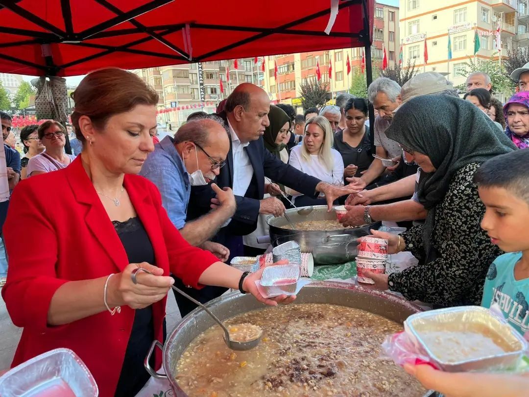 SAFRANBOLU BELEDİYE BAŞKANI KÖSE, YURTTAŞLARA AŞURE İKRAM ETTİ