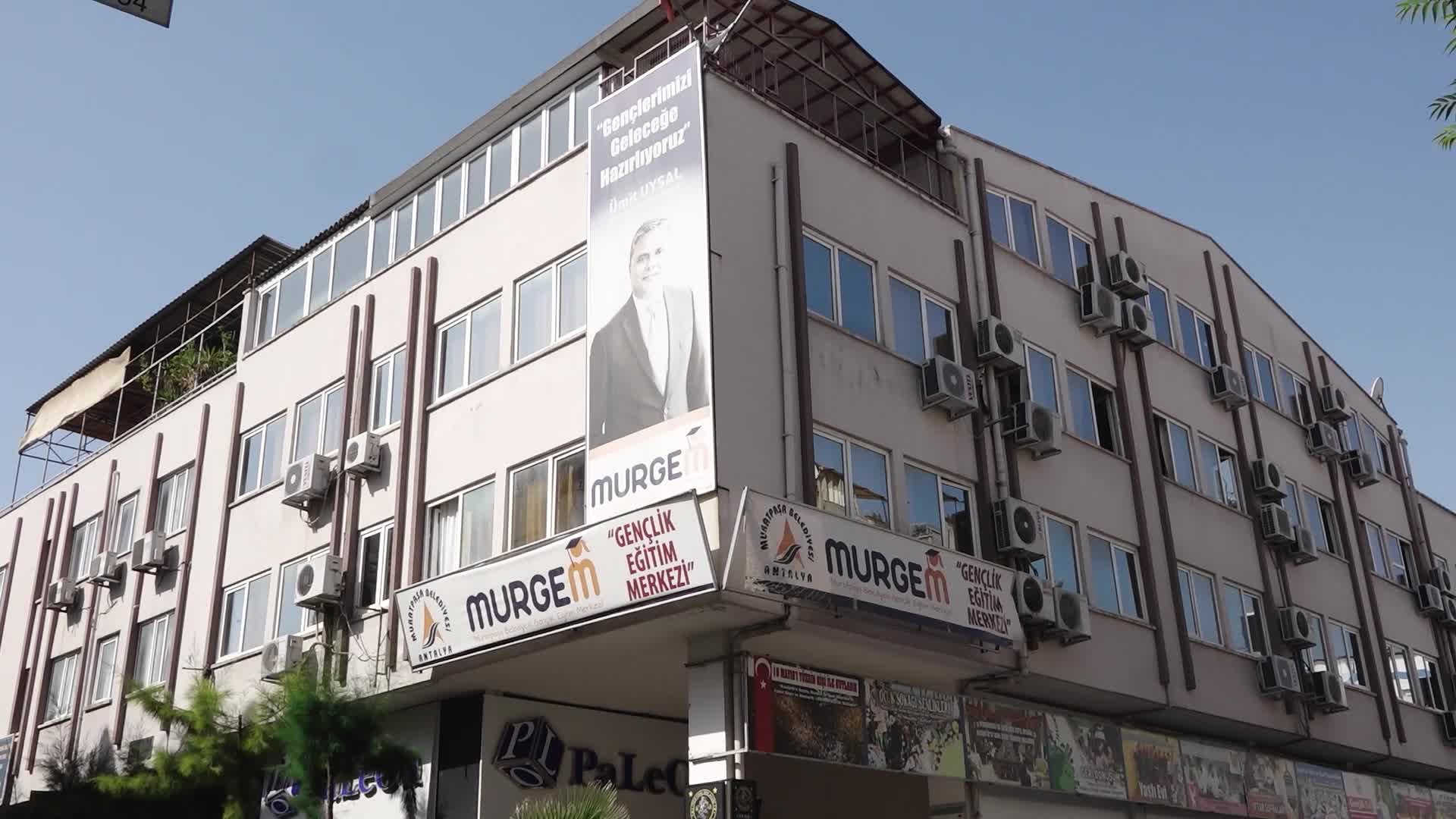 MURATPAŞA BELEDİYESİ’NİN EĞİTİM MERKEZİYLE ÜNİVERSİTELİ OLAN GENÇLERDEN BAŞKAN UYSAL’A ZİYARET