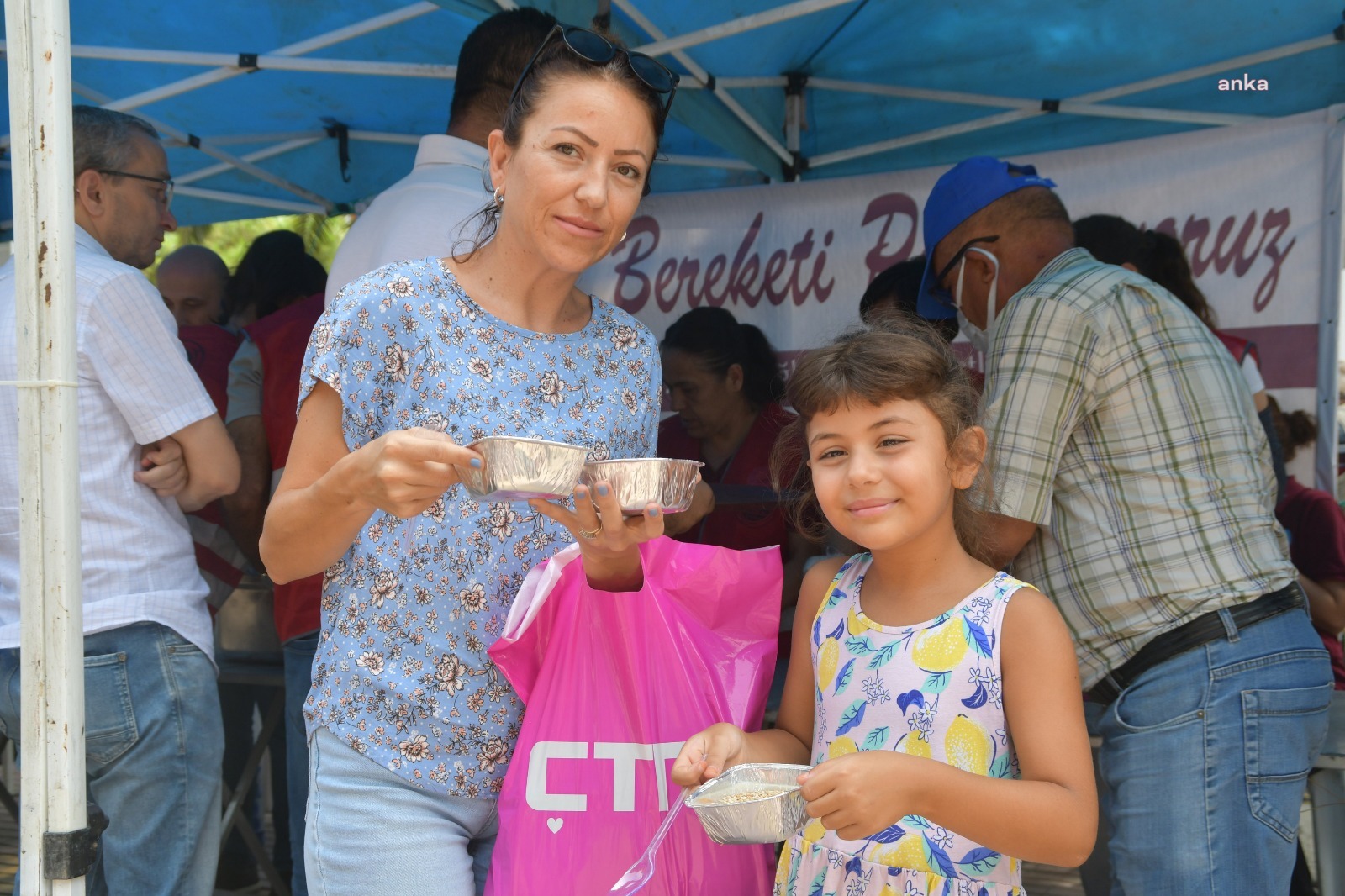 SÖKE BELEDİYESİ VATANDAŞLARA AŞURE İKRAMINDA BULUNDU