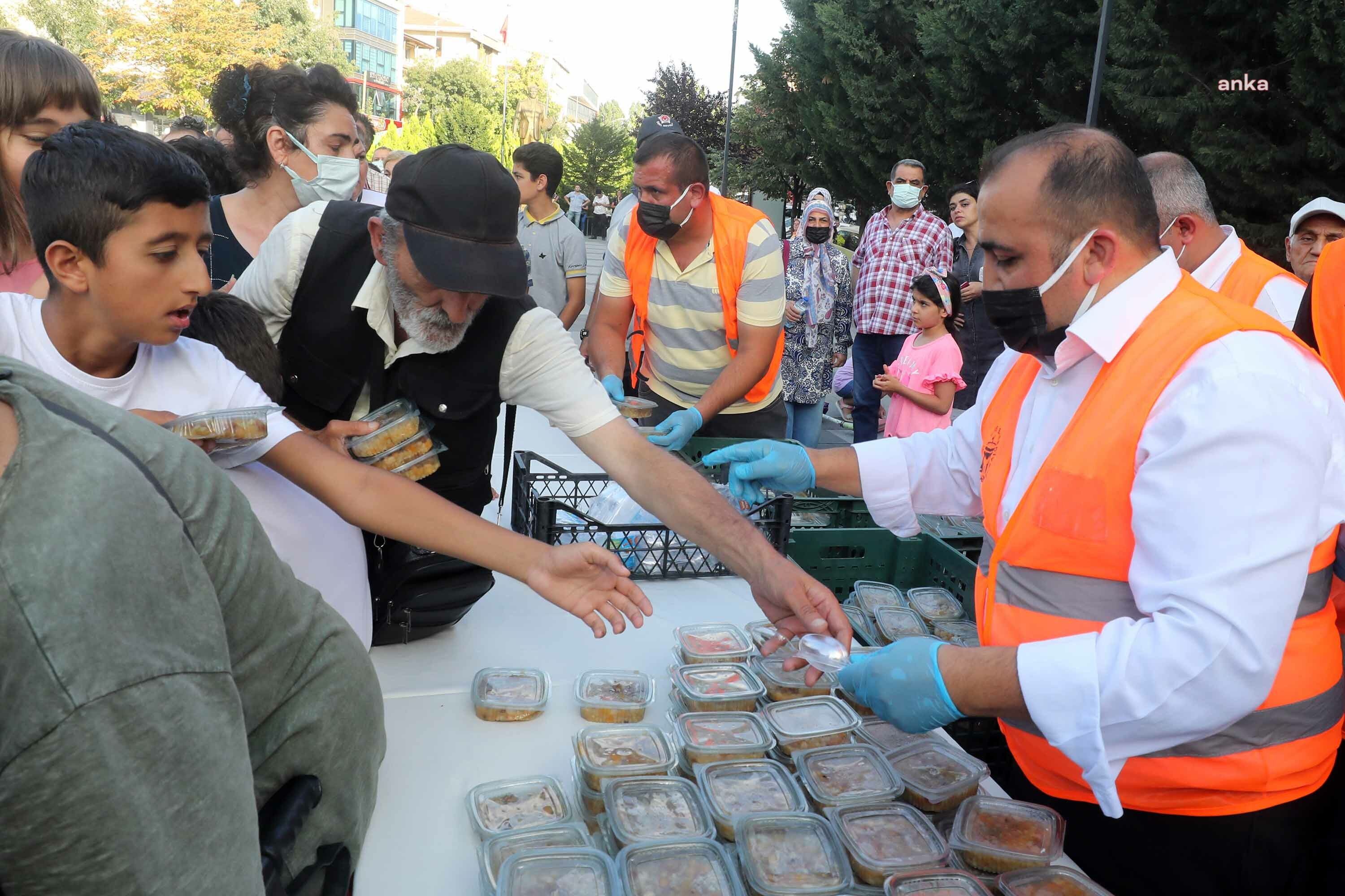 YENİMAHALLE’DE 50 BİN PORSİYON AŞURE DAĞITILDI