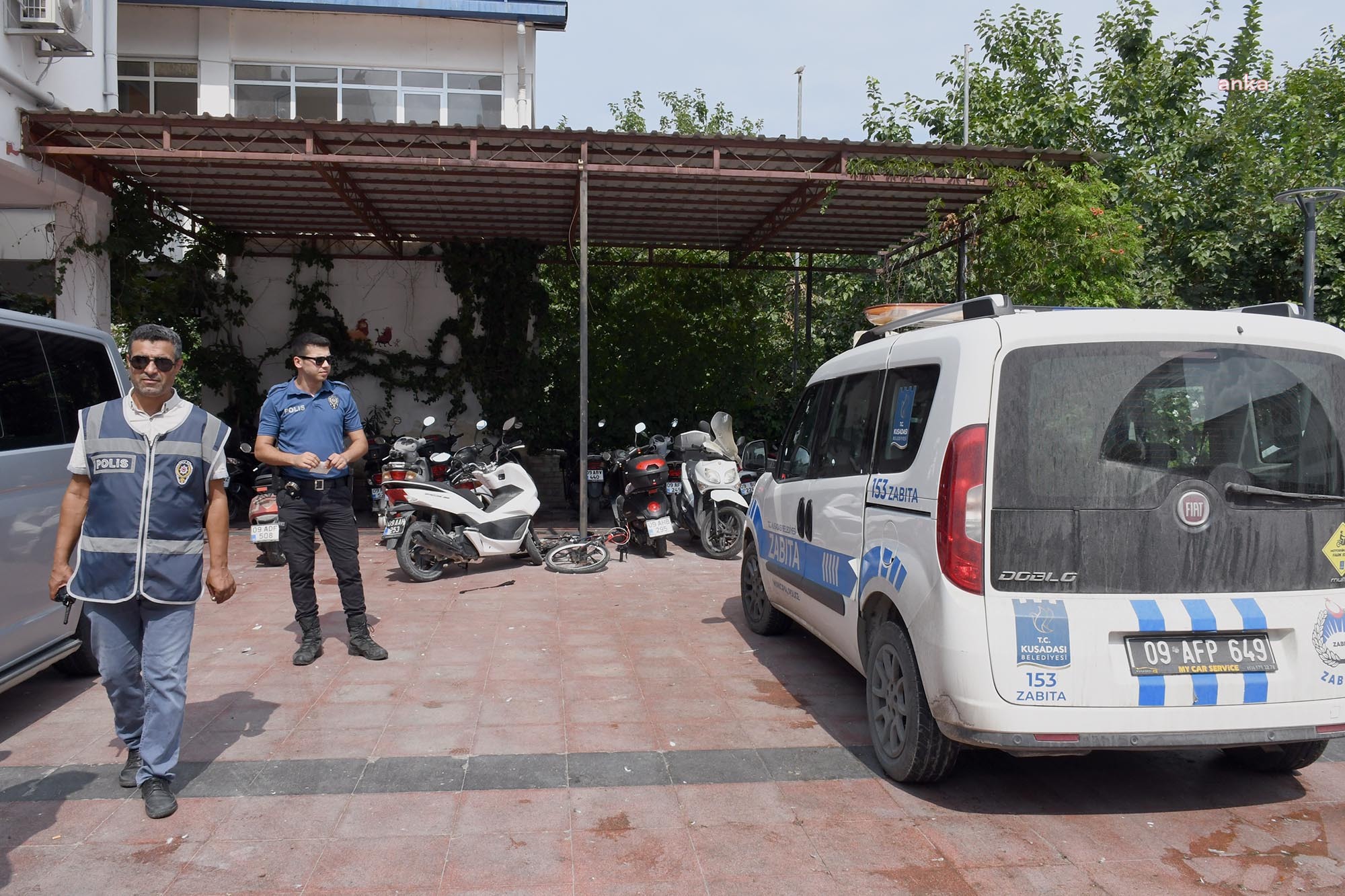 KUŞADASI BELEDİYESİ’NİN ZABITA ARACINA YAPILAN SALDIRIYA İLİŞKİN SORUŞTURMA BAŞLATILDI