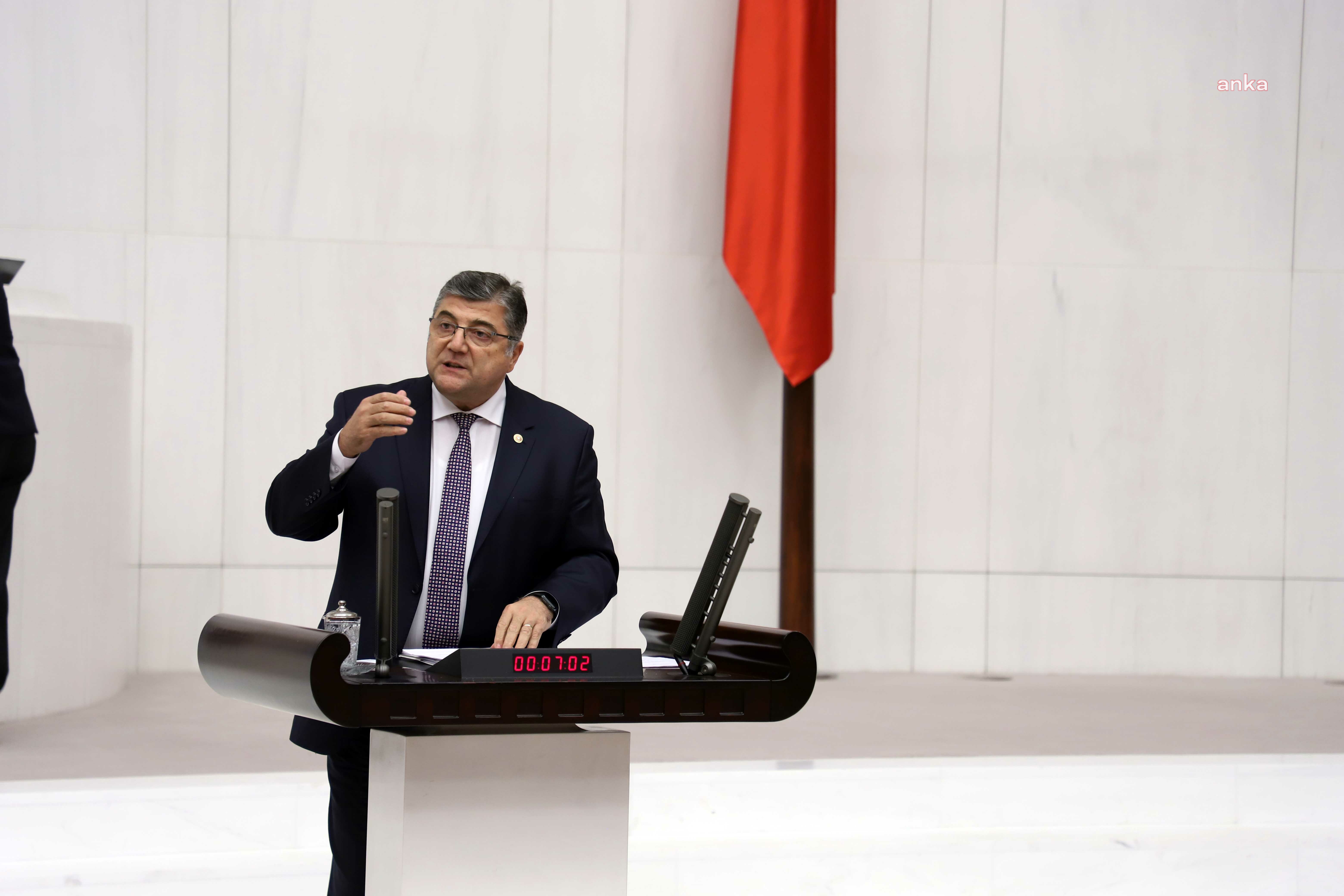 KAMİL OKYAY SINDIR: "İKTİDAR, EVRENSEL GAZETESİ ÜZERİNDEN ÖZGÜR VE BAĞIMSIZ BASINA ABA ALTINDAN SOPA GÖSTERİYOR"