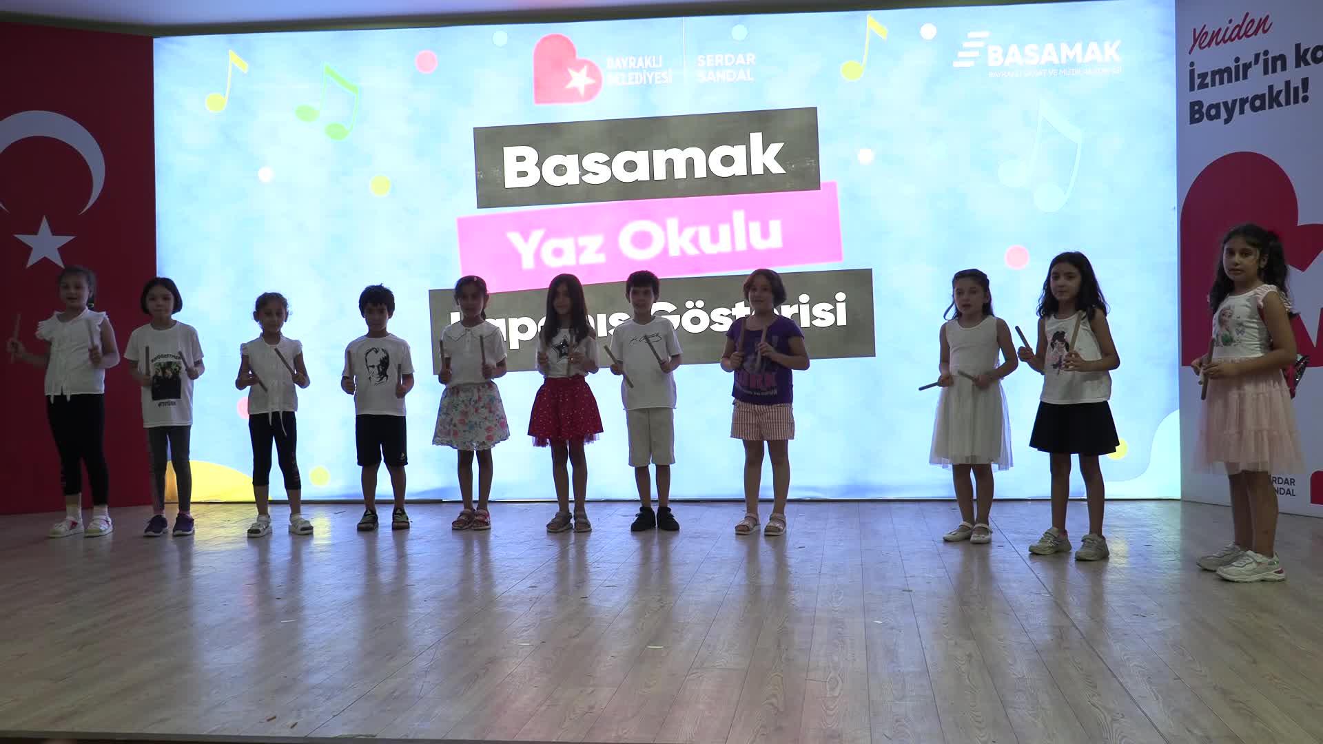 BAYRAKLI'DAKİ YAZ OKULLARI ŞÖLENLE KAPANDI