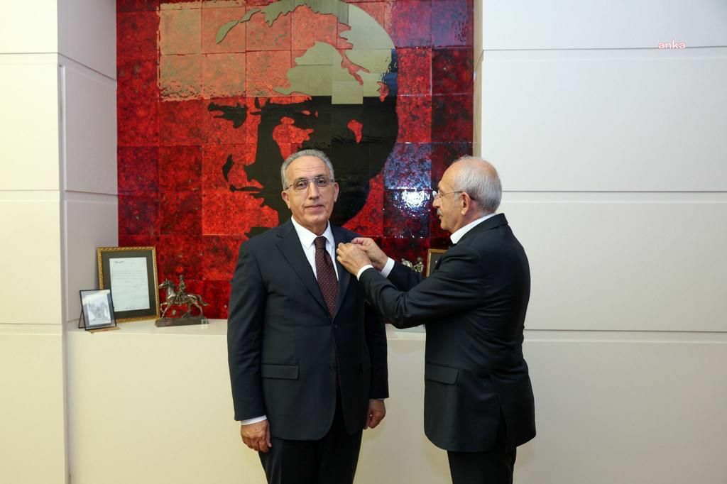 KEMAL KILÇDAROĞLU, CHP’YE KATILAN ERTUĞRUL ERYILMAZ'A PARTİ ROZETİ TAKTI