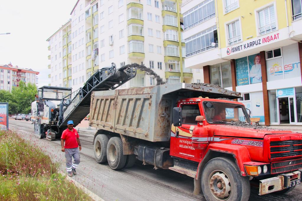SEYDİŞEHİR’DE ESKİ ASFALT VE PARKELERİN GERİ DÖNÜŞÜMÜ SAĞLANIYOR