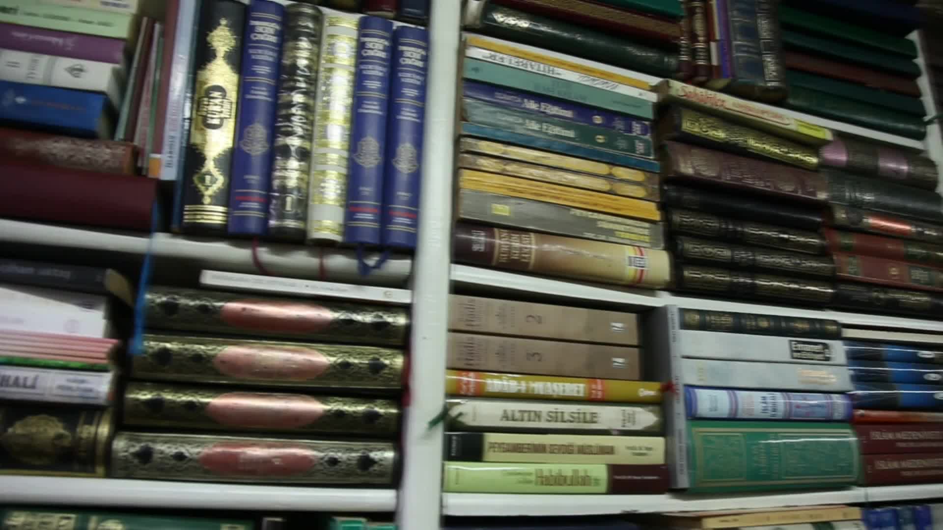 ÜÇ KUŞAK, 62 YILDIR SAHAFLIK YAPAN NURHAN KEÇELİ: “SAHAFLIK GELECEKTE ANTİKACILIĞA DÖNÜŞECEK"