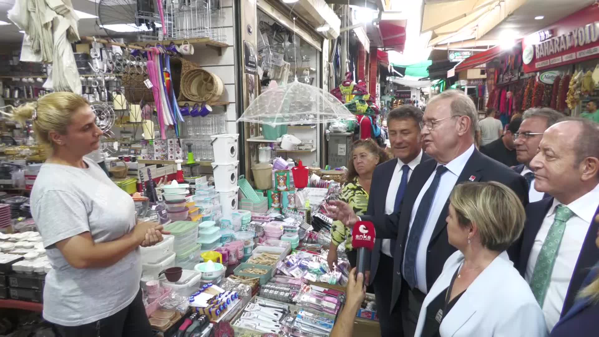 CHP EKONOMİ MASASI, İZMİR KEMERALTI ÇARŞISI'NDA ESNAF VE YURTTAŞLARI DİNLEDİ: "BURAMIZA KADAR GELDİ. GEÇİNEMİYORUM. BUNLARDAN HESAP SORUN"