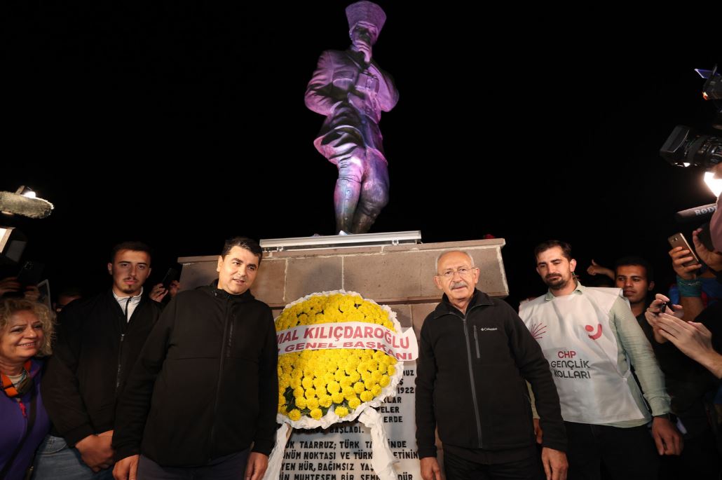 KILIÇDAROĞLU VE UYSAL, ZAFER YOLU YÜRÜYÜŞÜ’NÜ SABAHA KARŞI TAMAMLADI… KILIÇDAROĞLU: “GELECEĞİ İNŞA ETMEK İÇİN MÜCADELE ETMELİYİZ. O MÜCADELENİN BAŞLANGICI DA BURASI OLSUN”