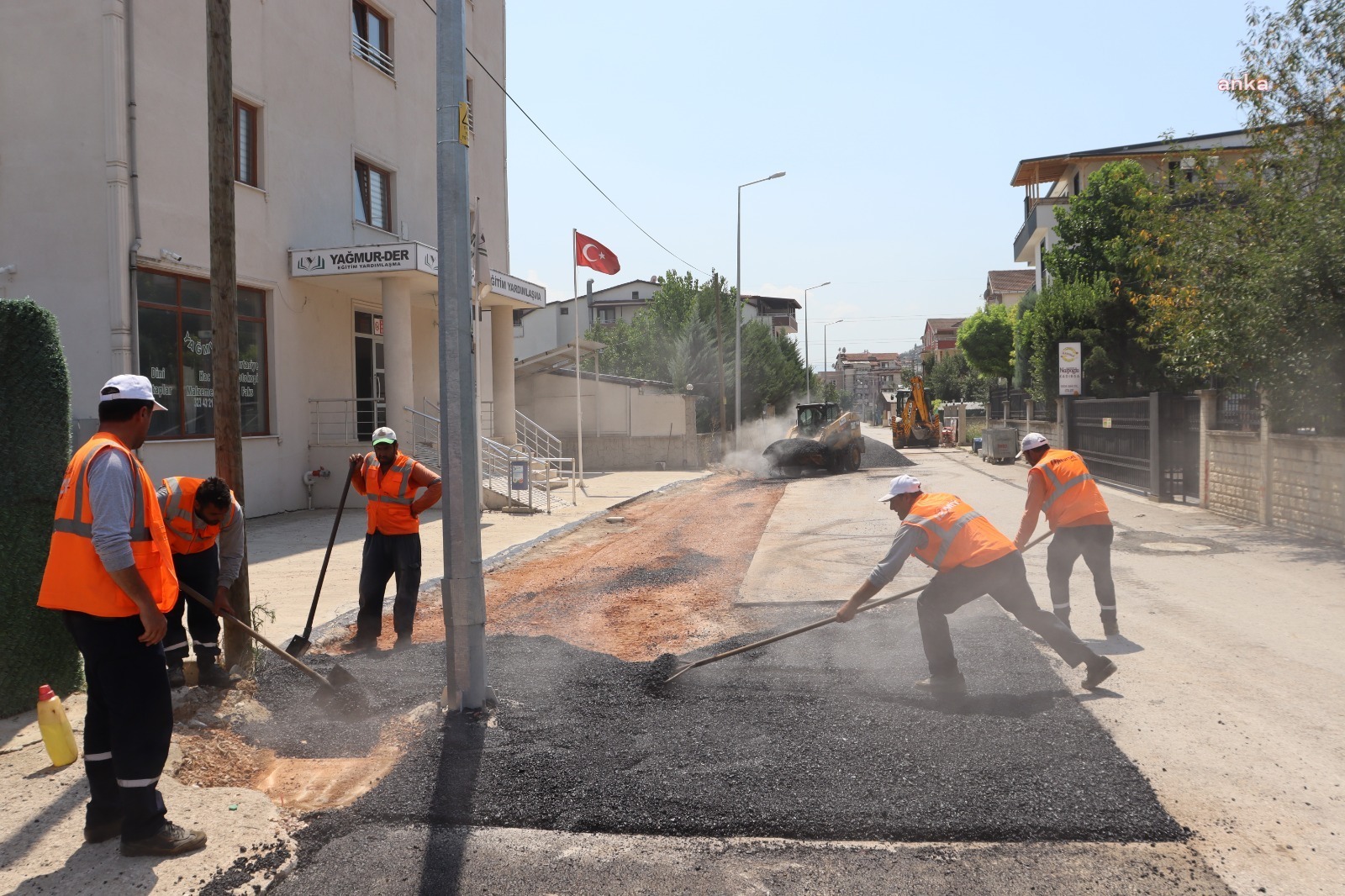 İZMİT BELEDİYESİ’NDEN YOL YENİLEME ÇALIŞMASI