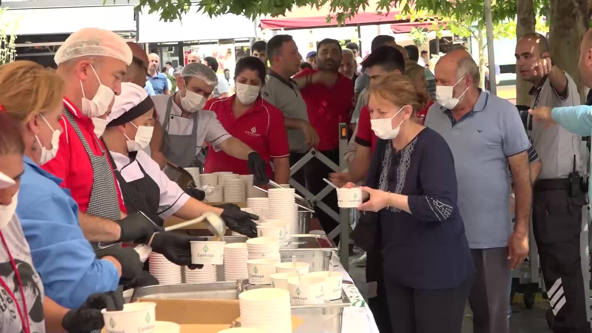 ÇANKAYA BELEDİYESİ'NDEN YURTTAŞLARA AŞURE İKRAMI