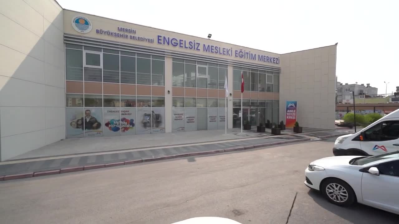 MERSİN BÜYÜKŞEHİR’İN İŞİTME ENGELLİLERE YÖNELİK ÜCRETSİZ BİLGİSAYAR KURSU SÜRÜYOR