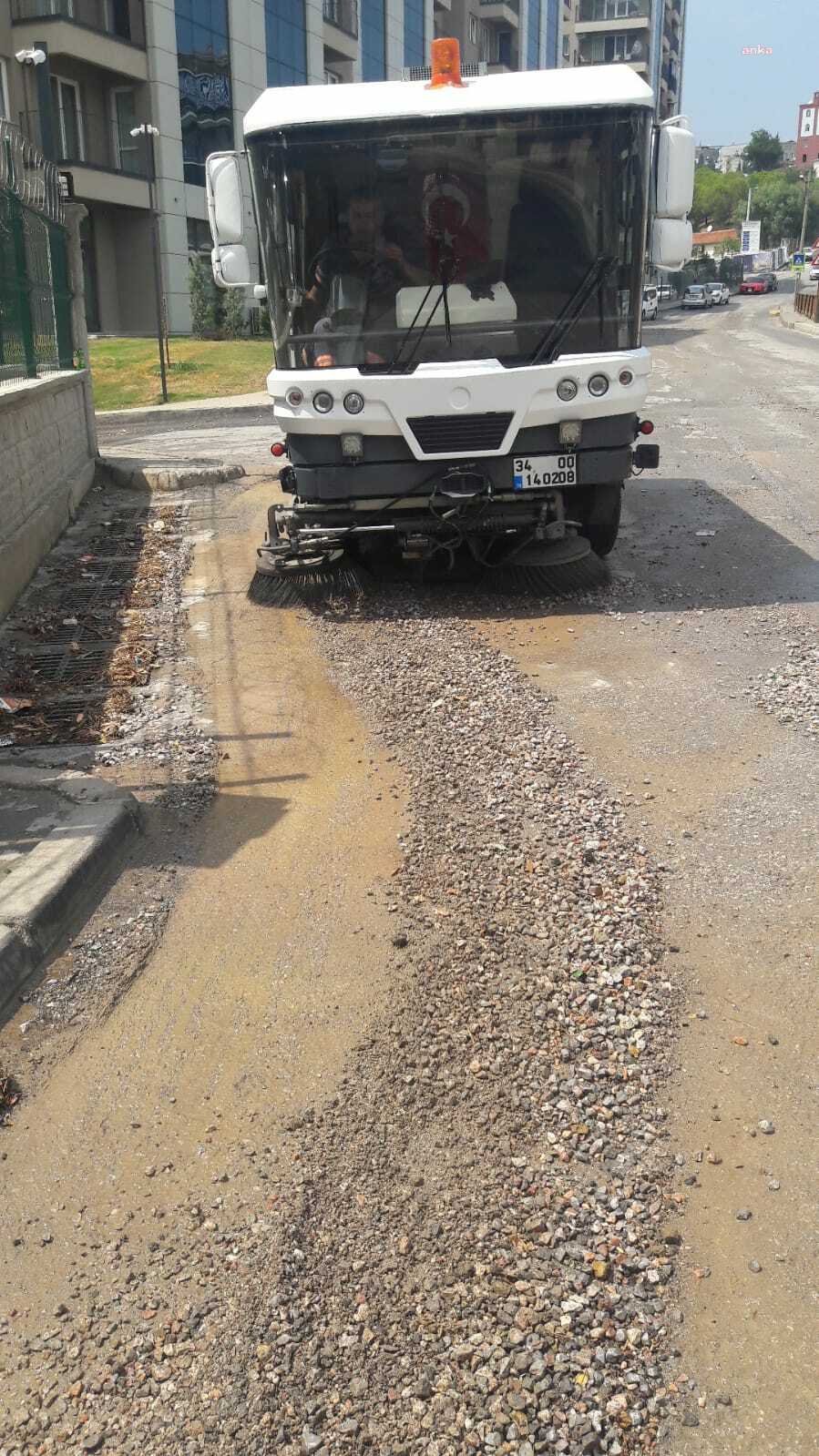 KARABAĞLAR BELEDİYESİ'NDEN YAĞIŞ MESAİSİ