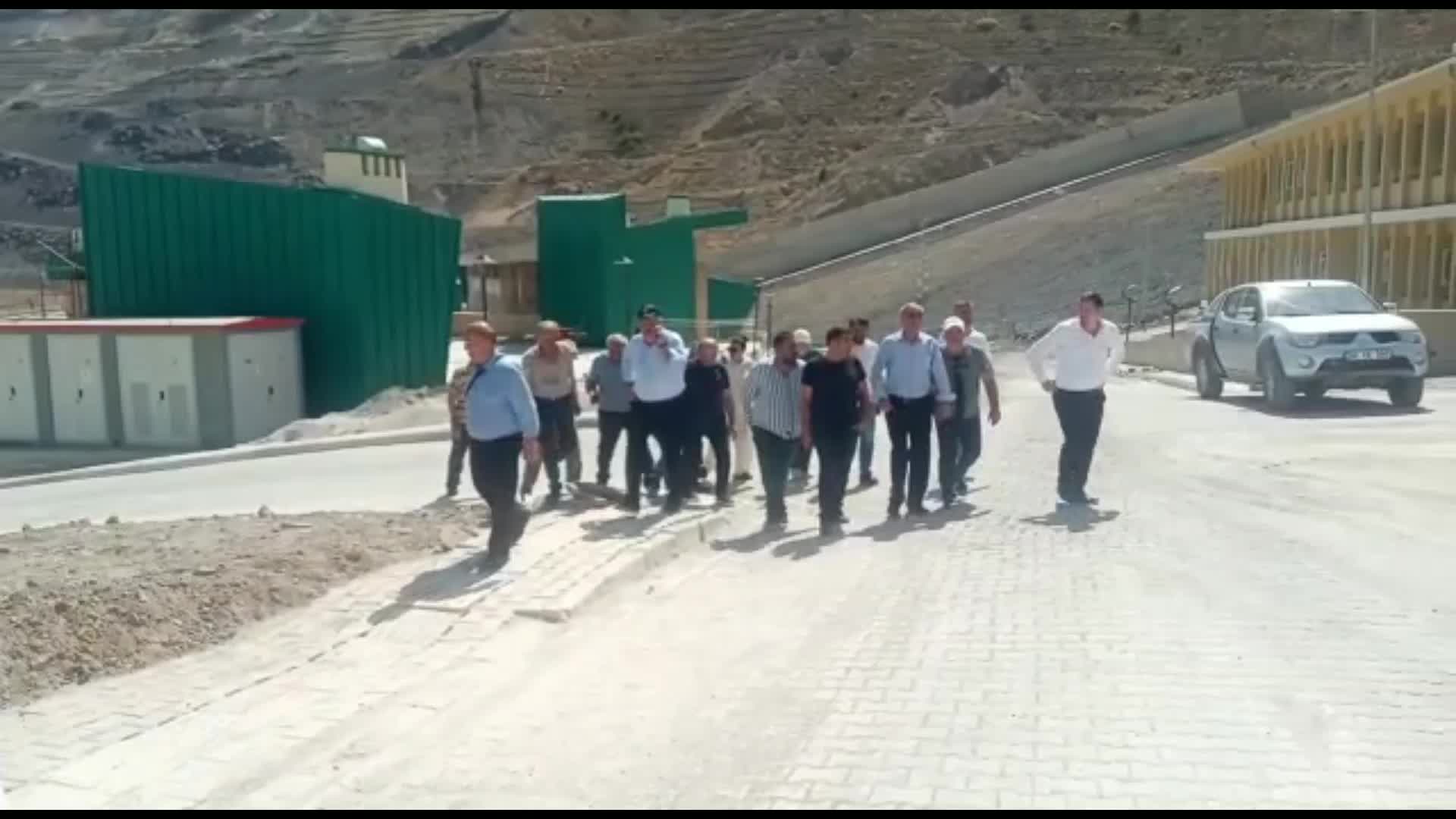 İYİ PARTİ HEYETİ, YEDİNCİ KEZ TAŞINMAYA HAZIRLANAN YUSUFELİLERİ DİNLEDİ… ESKİ BELEDİYE BAŞKANI SAĞLAM: “ŞEHİR, ŞEHİR OLMADAN BİZ BURADAN YUKARIYA ÇIKMAYACAĞIZ”