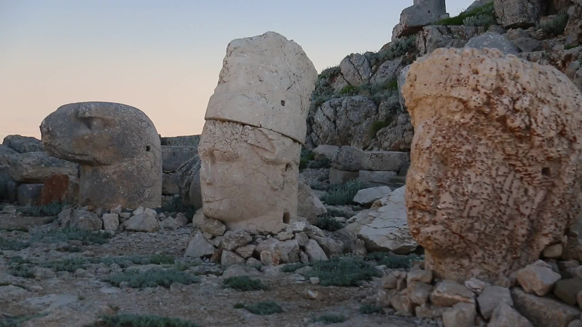 MALATYALI ŞEVKET AYDIN, NEMRUT DAĞI ZİRVESİNE ÇIKAN YOLUN YAPILMAMASINA TEPKİ GÖSTERDİ: “BİR KİLOMETRE YOLU YAPAMIYORLAR”