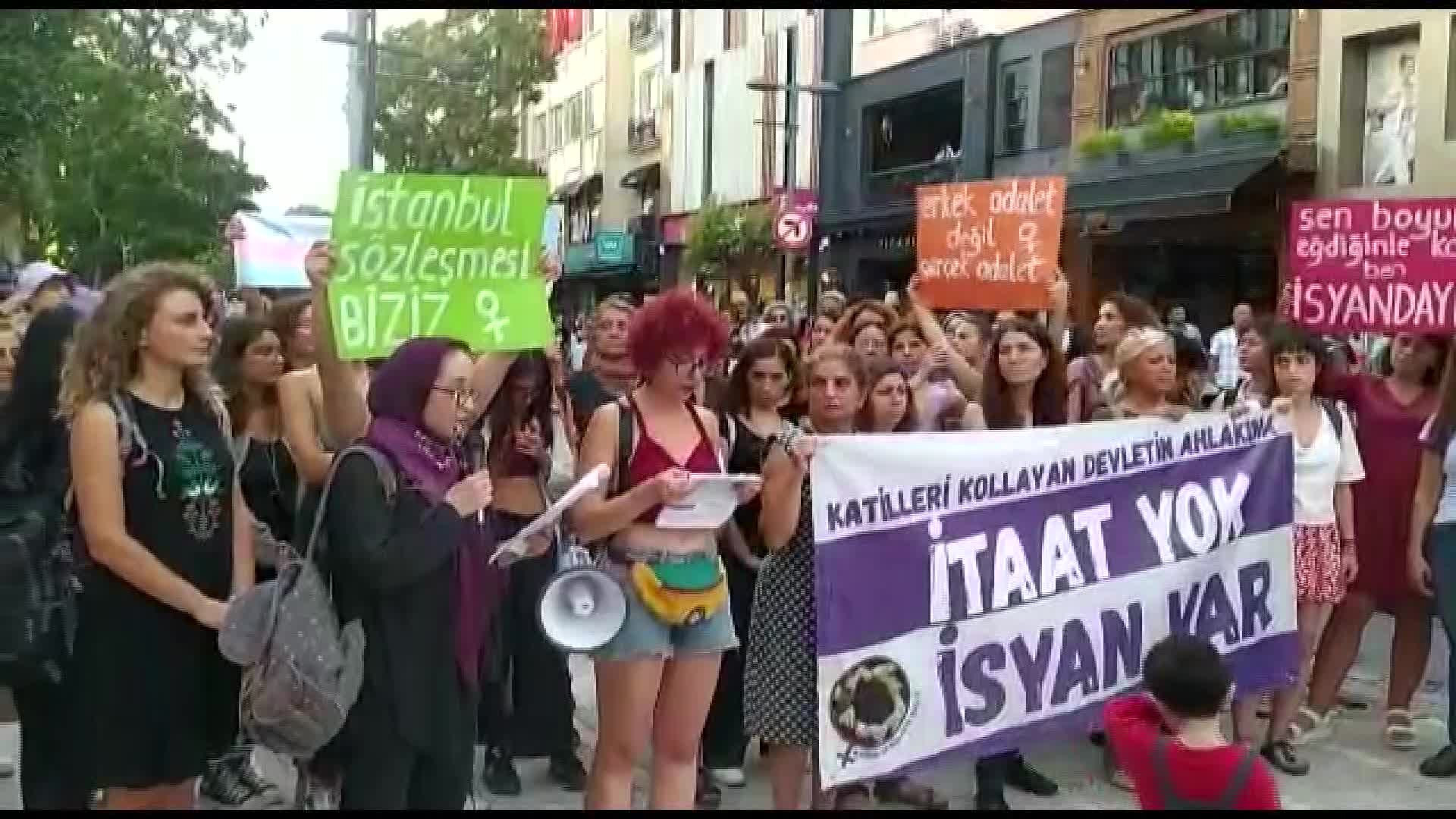 KADIKÖY'DE BİR ARAYA GELEN KADINLAR ŞARKICI GÜLŞEN ÇOLAKOĞLU'NUN SERBEST BIRAKILMASINI İSTEDİ