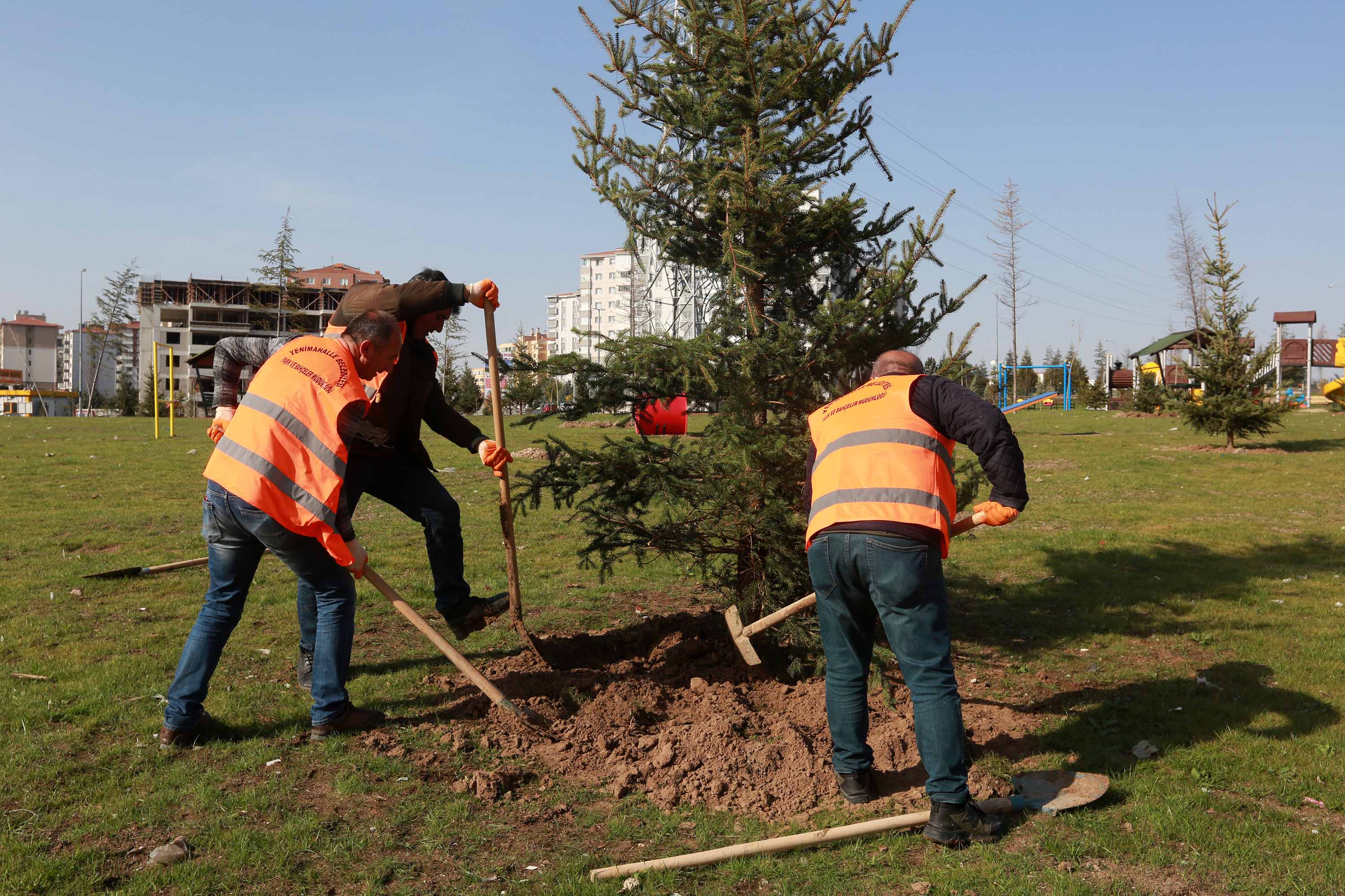 YENİMAHALLE PARKLARINDA YAZA HAZIRLIK