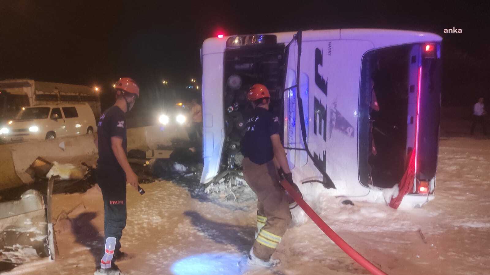 DÖRTYOL'DAKİ TRAFİK KAZASINA HATAY BÜYÜKŞEHİR İTFAİYESİ'NDEN HIZLI MÜDAHALE