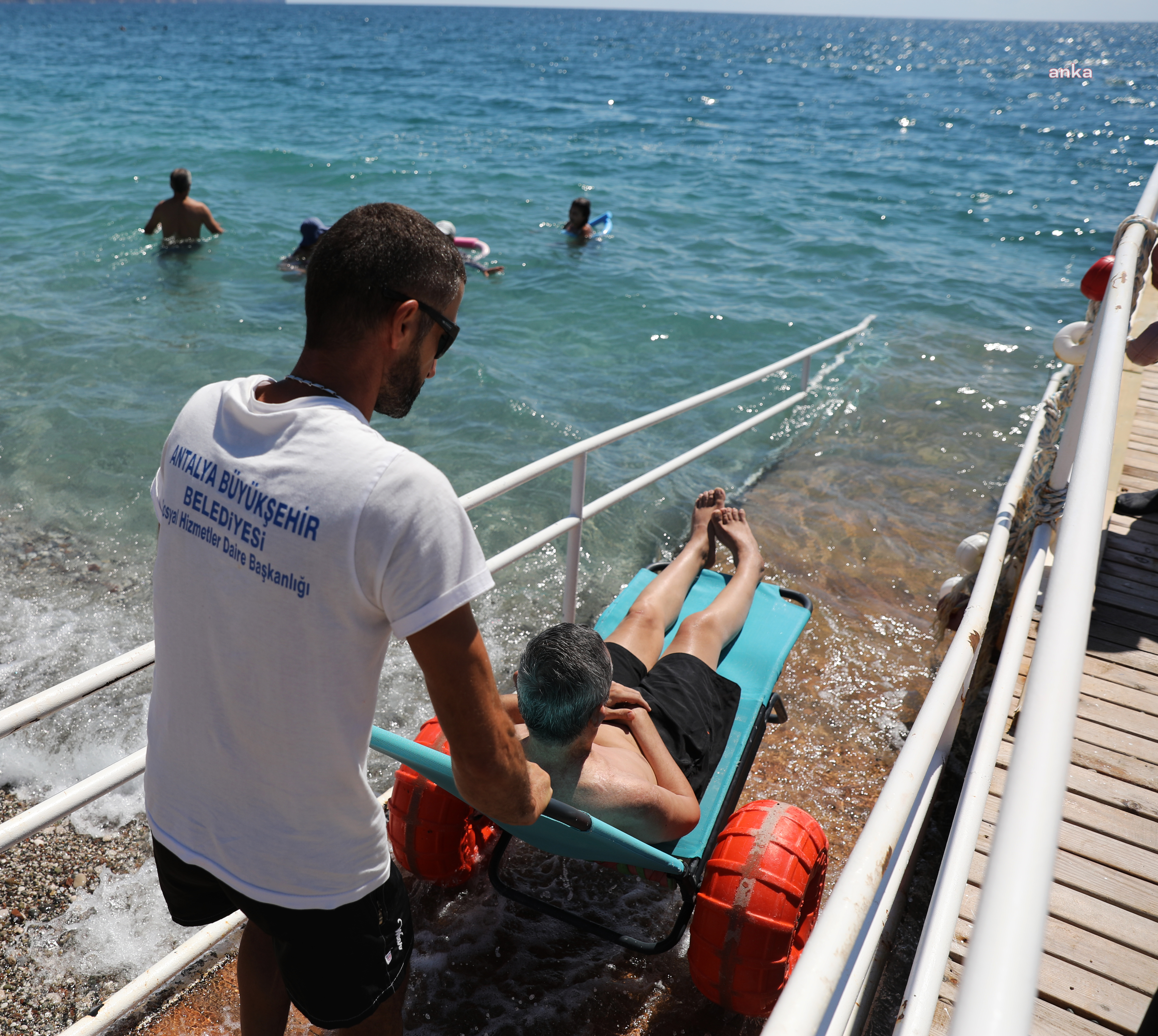 ANTALYA'DA ENGELLİLER, DENİZİN TADINI 'ENGELSİZ PLAJ'DA ÇIKARTIYOR